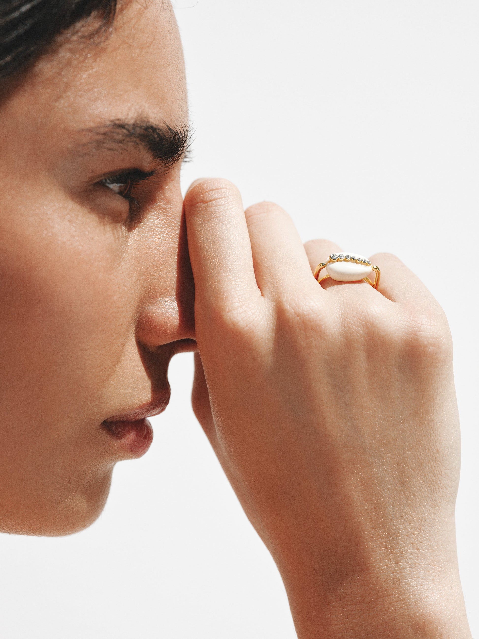 Anillo de plata 925 bañada en oro amarillo de 18K con concha blanca y cristales