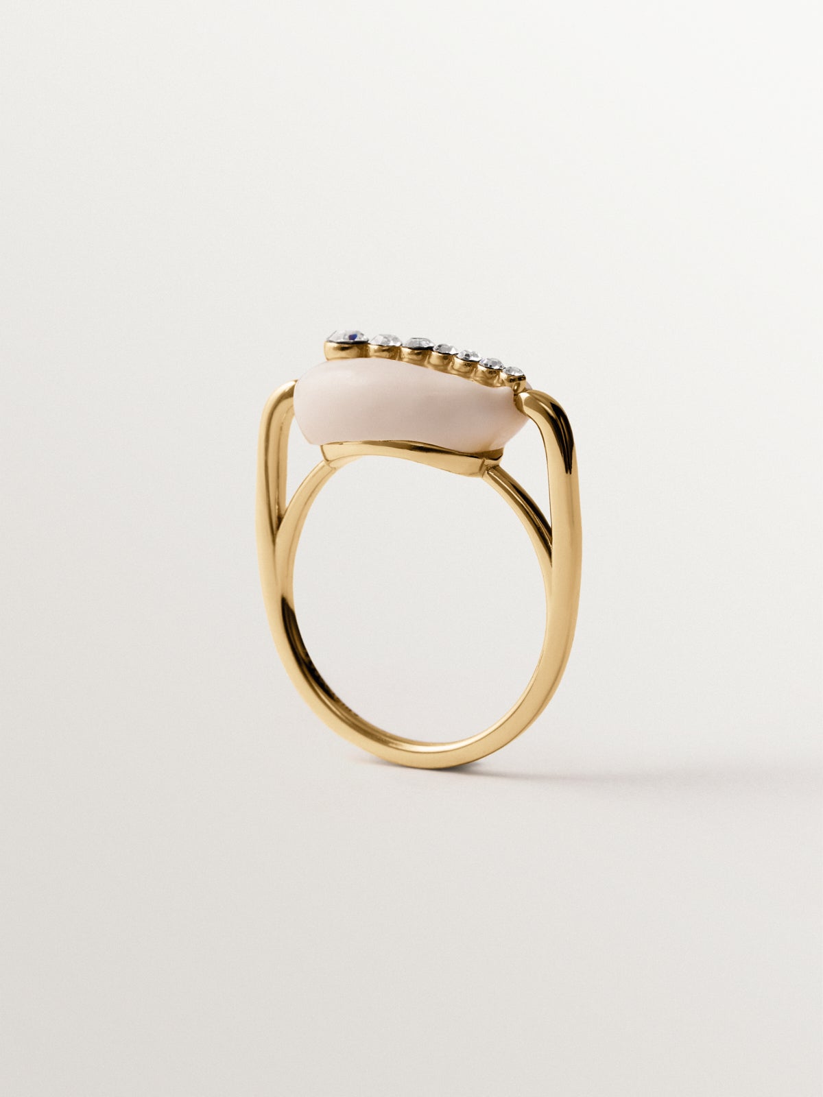 Anillo de plata 925 bañada en oro amarillo de 18K con concha blanca y cristales