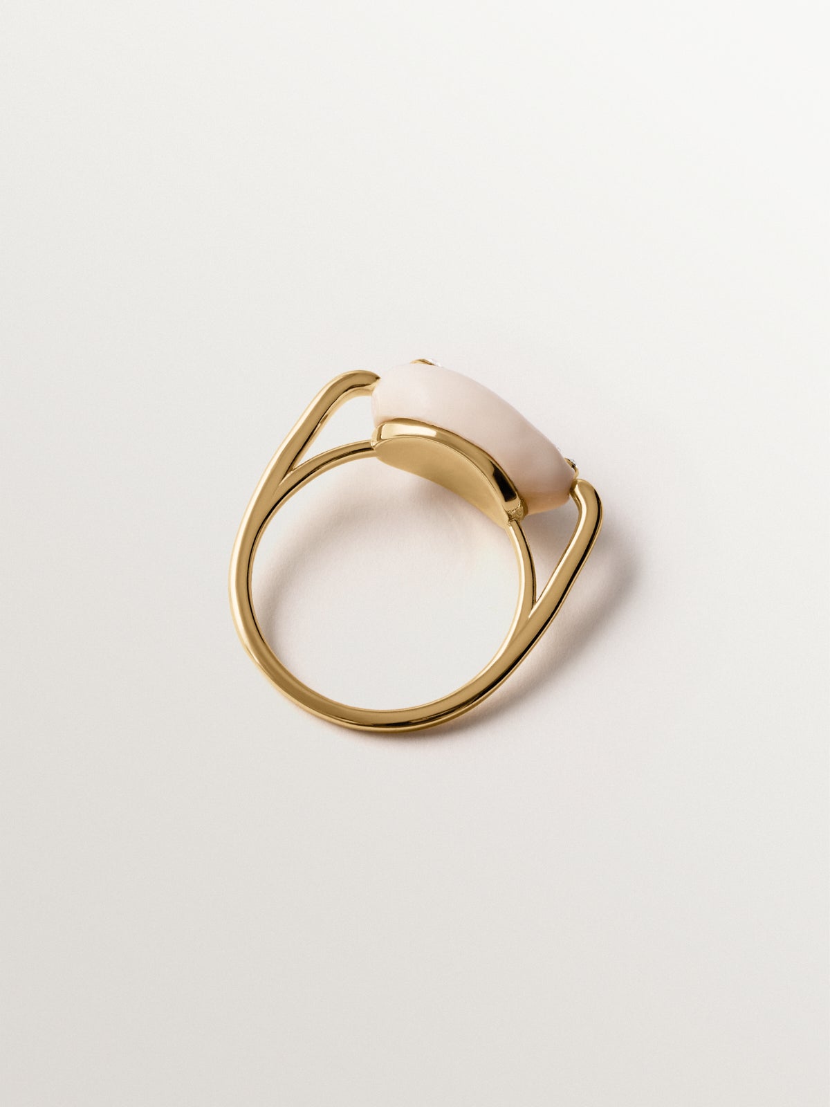 Anillo de plata 925 bañada en oro amarillo de 18K con concha blanca y cristales