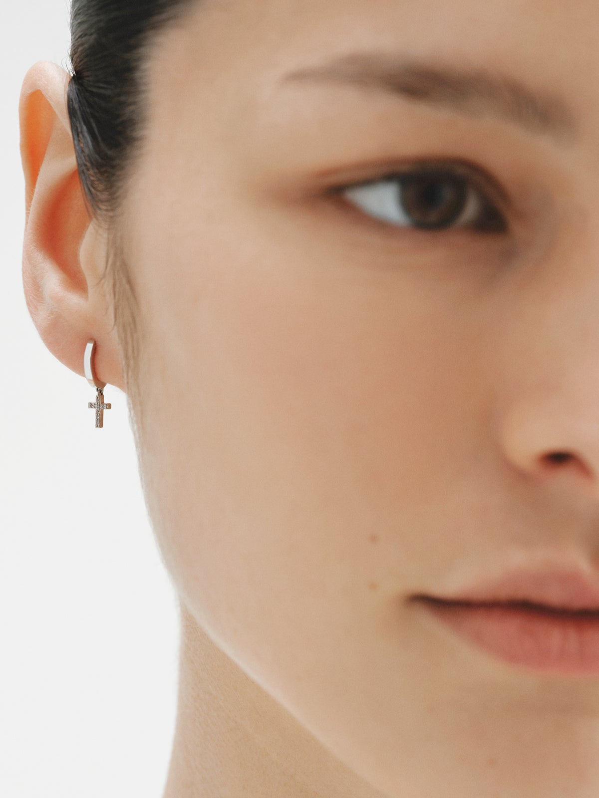 Pendientes de aro de plata 925 con topacios blancos y forma de cruz