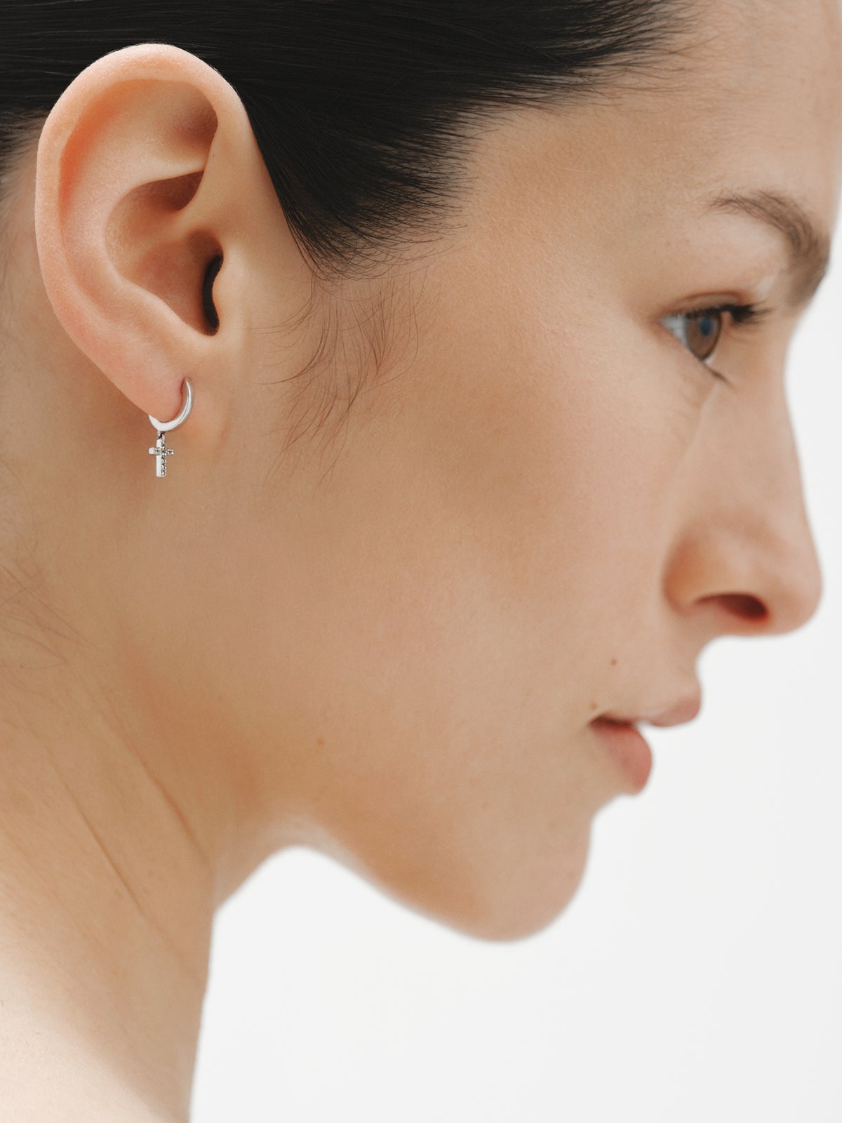 Pendientes de aro de plata 925 con topacios blancos y forma de cruz