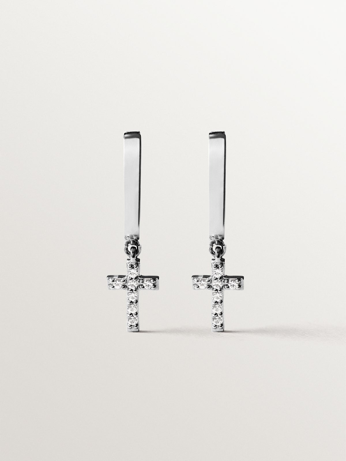 Pendientes de aro de plata 925 con topacios blancos y forma de cruz