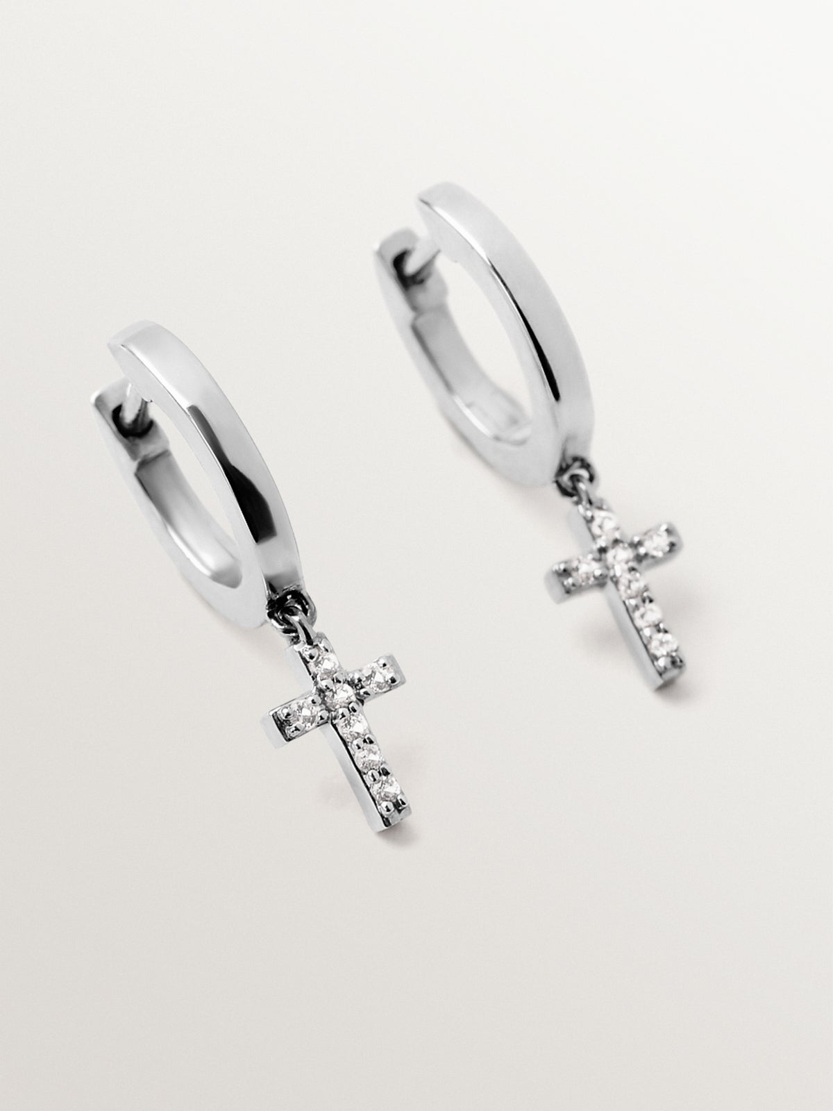 Pendientes de aro de plata 925 con topacios blancos y forma de cruz