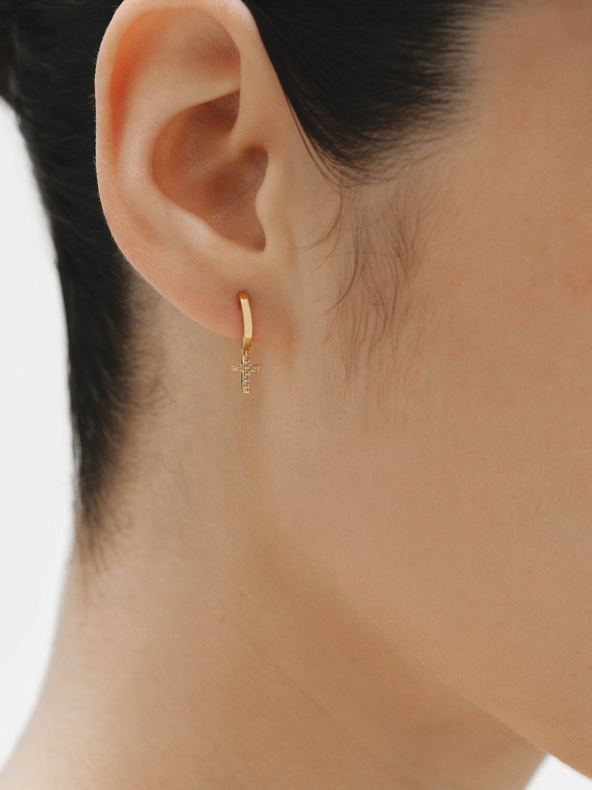 Pendientes de aro de plata 925 bañada en oro amarillo de 18K con topacios blancos y forma de cruz