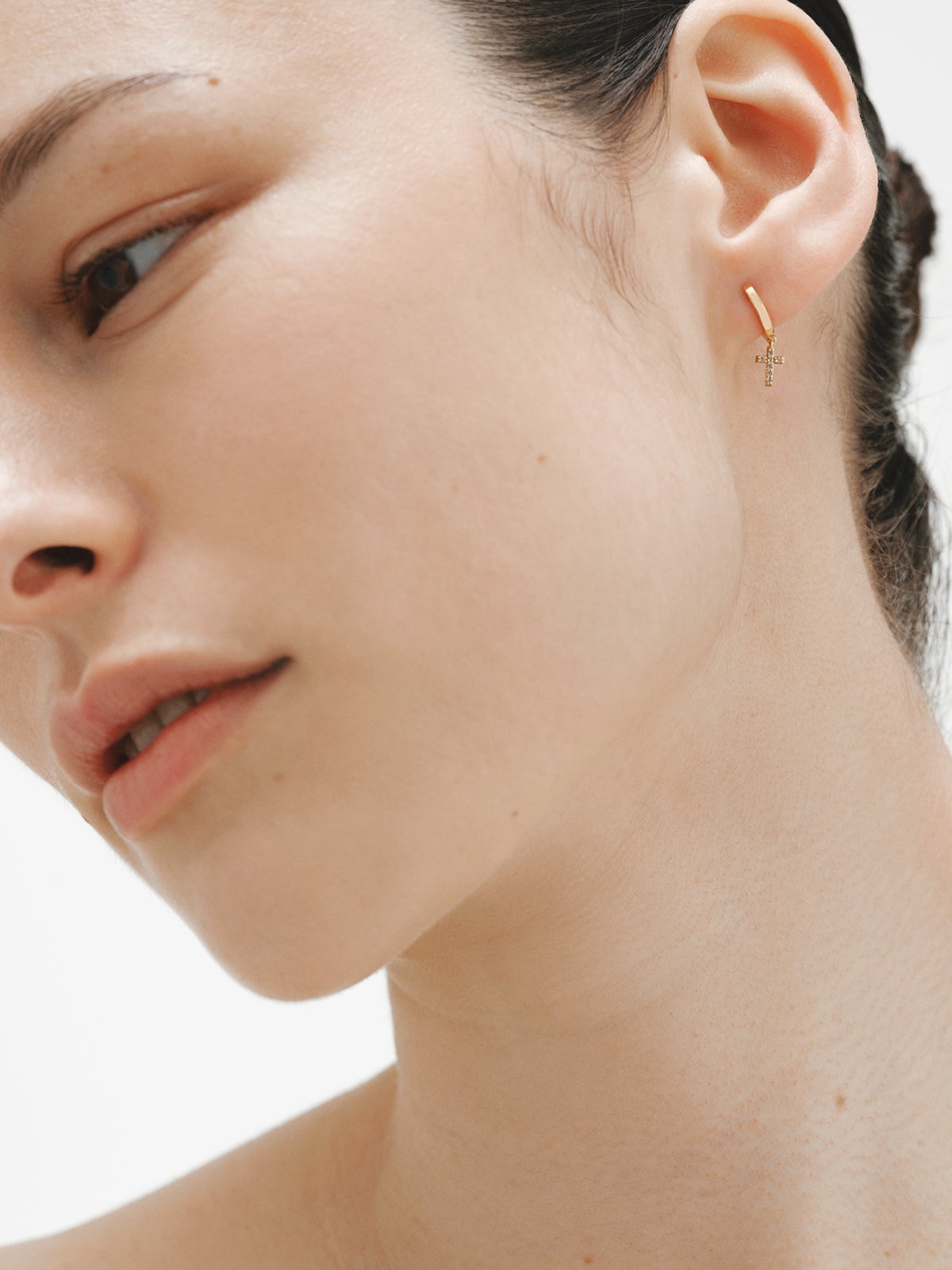 Pendientes de aro de plata 925 bañada en oro amarillo de 18K con topacios blancos y forma de cruz