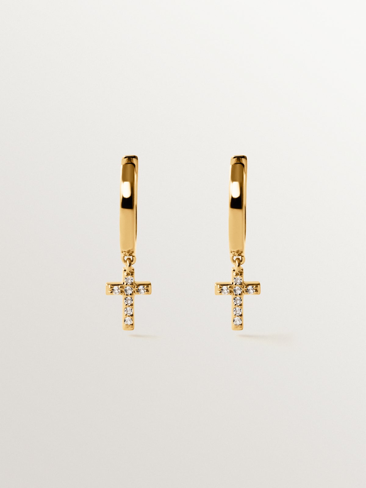 Pendientes de aro de plata 925 bañada en oro amarillo de 18K con topacios blancos y forma de cruz