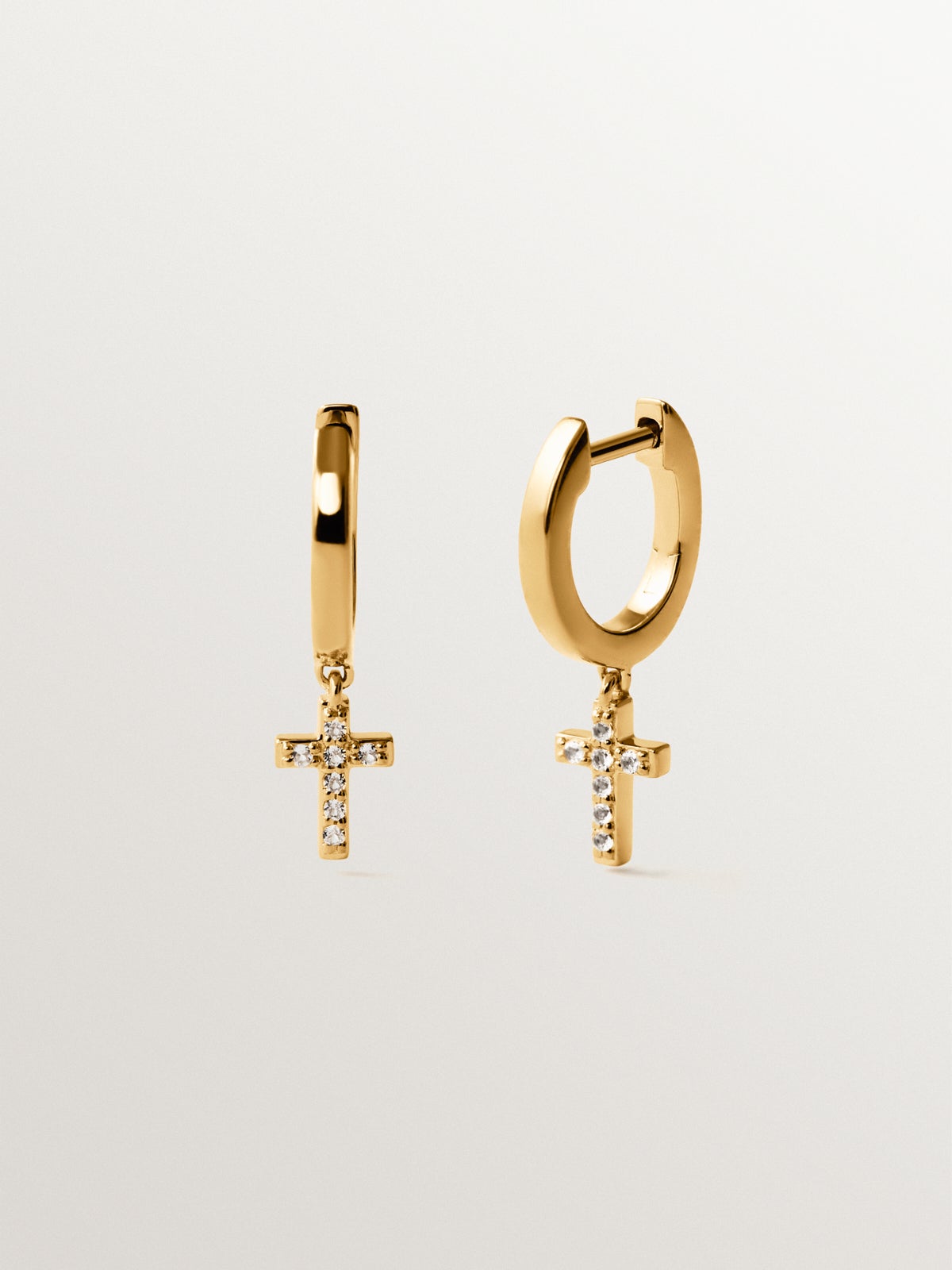 Pendientes de aro de plata 925 bañada en oro amarillo de 18K con topacios blancos y forma de cruz