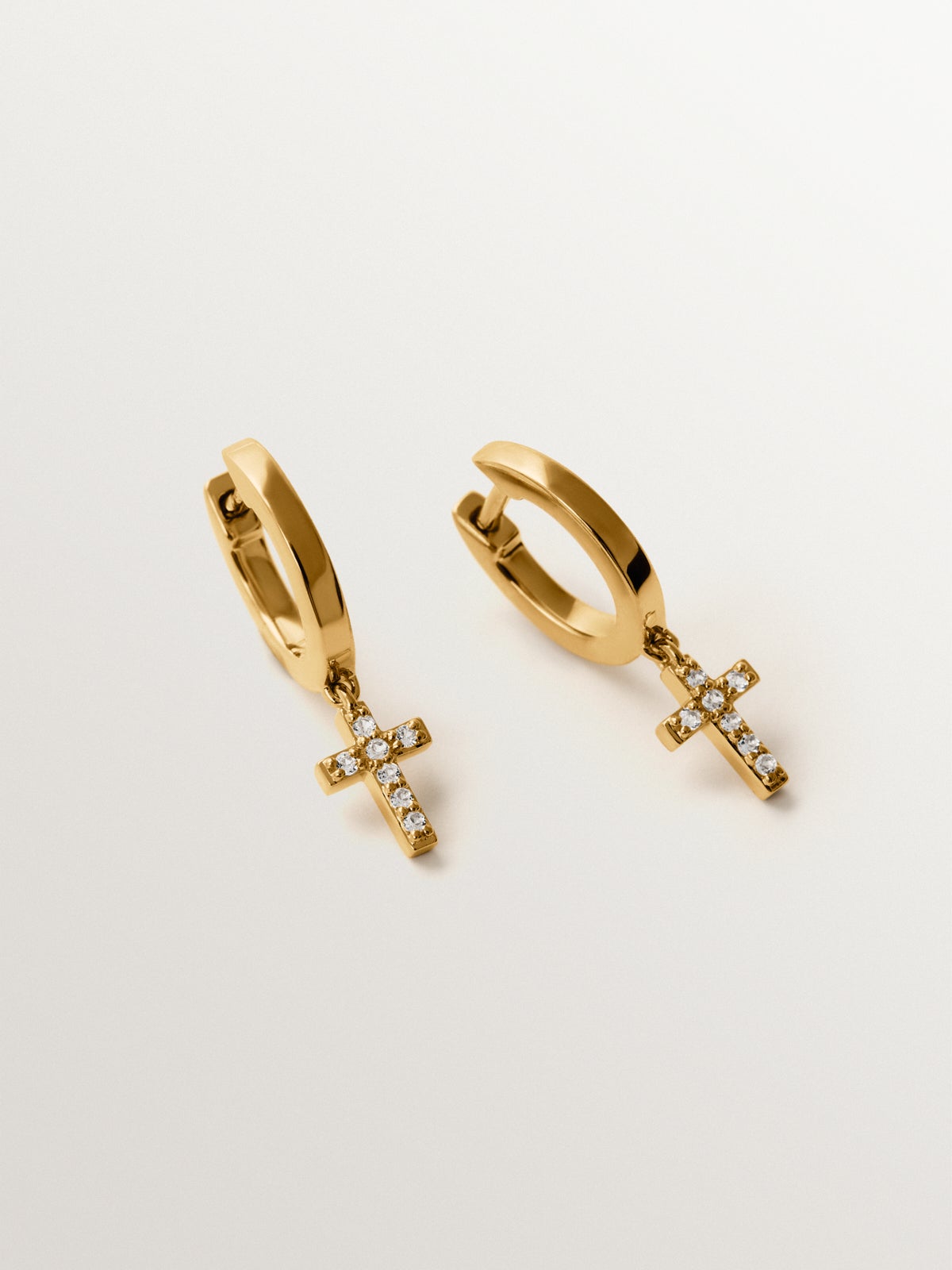 Pendientes de aro de plata 925 bañada en oro amarillo de 18K con topacios blancos y forma de cruz
