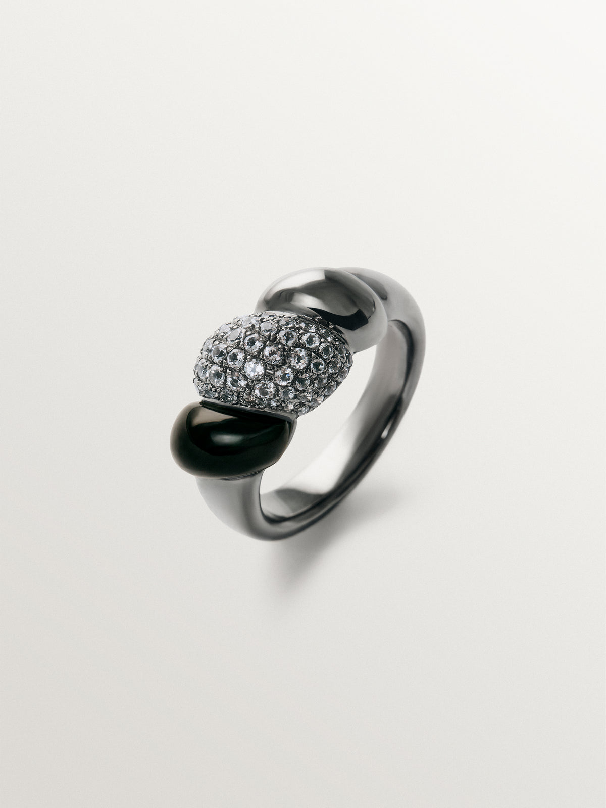 Anillo de plata 925 con acabado gun metal, topacios blancos y ónix negro
