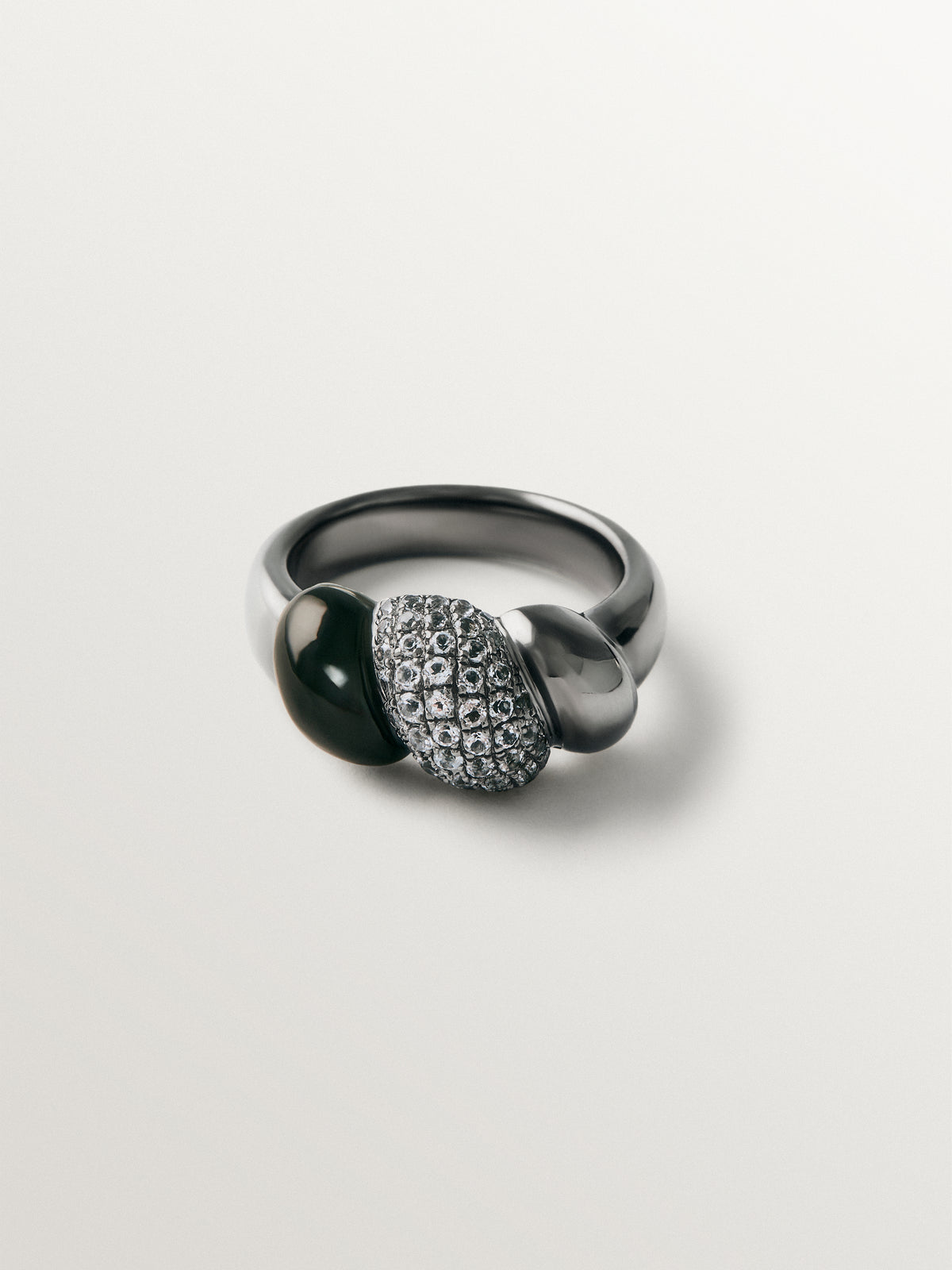 Anillo de plata 925 con acabado gun metal, topacios blancos y ónix negro