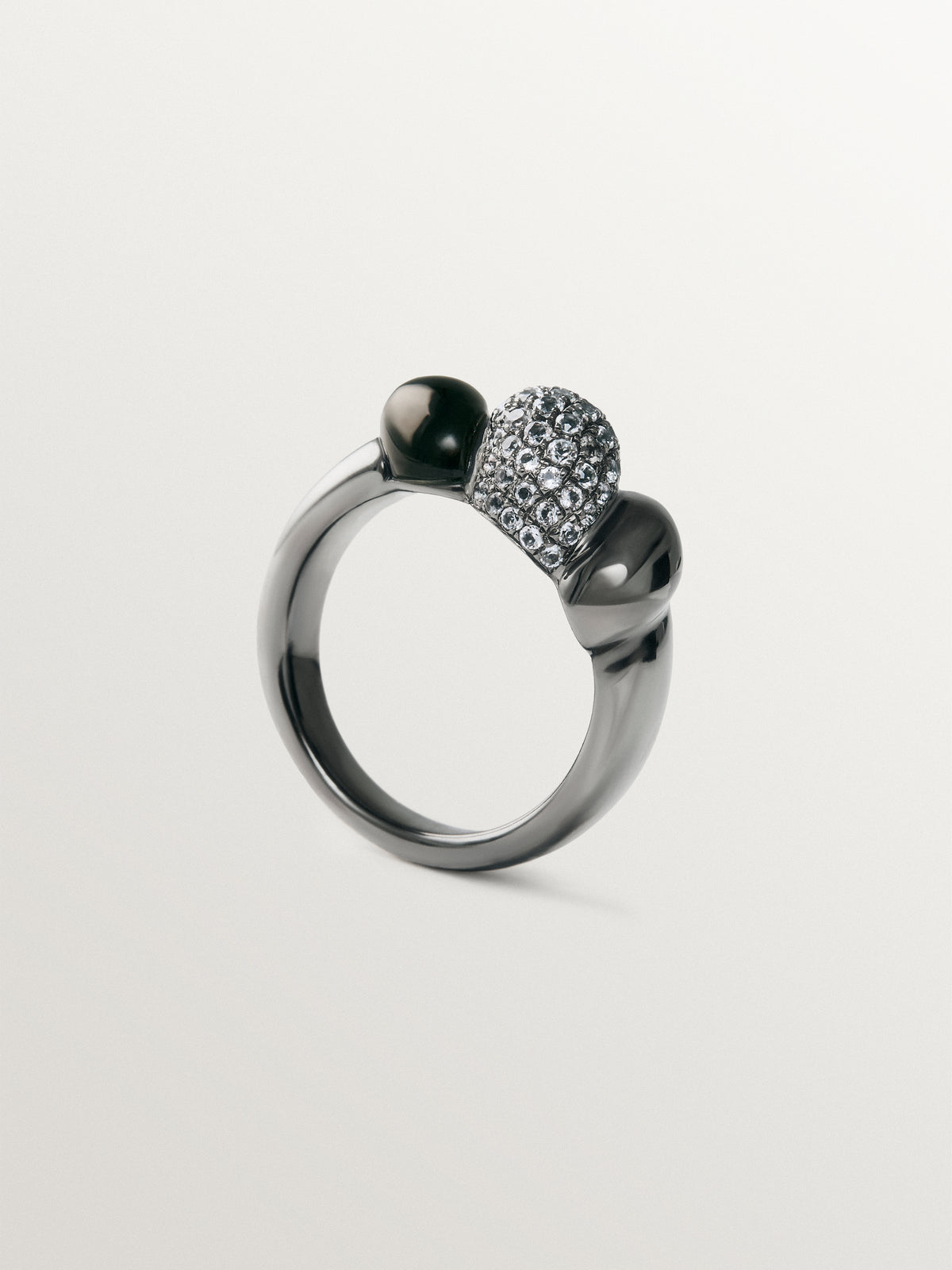 Anillo de plata 925 con acabado gun metal, topacios blancos y ónix negro