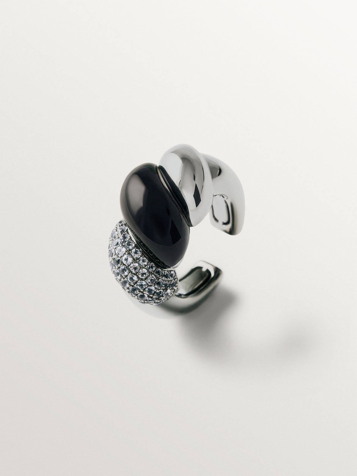 Pendiente earcuff individual de plata 925 con acabado gun metal, topacios blancos y ónix negro