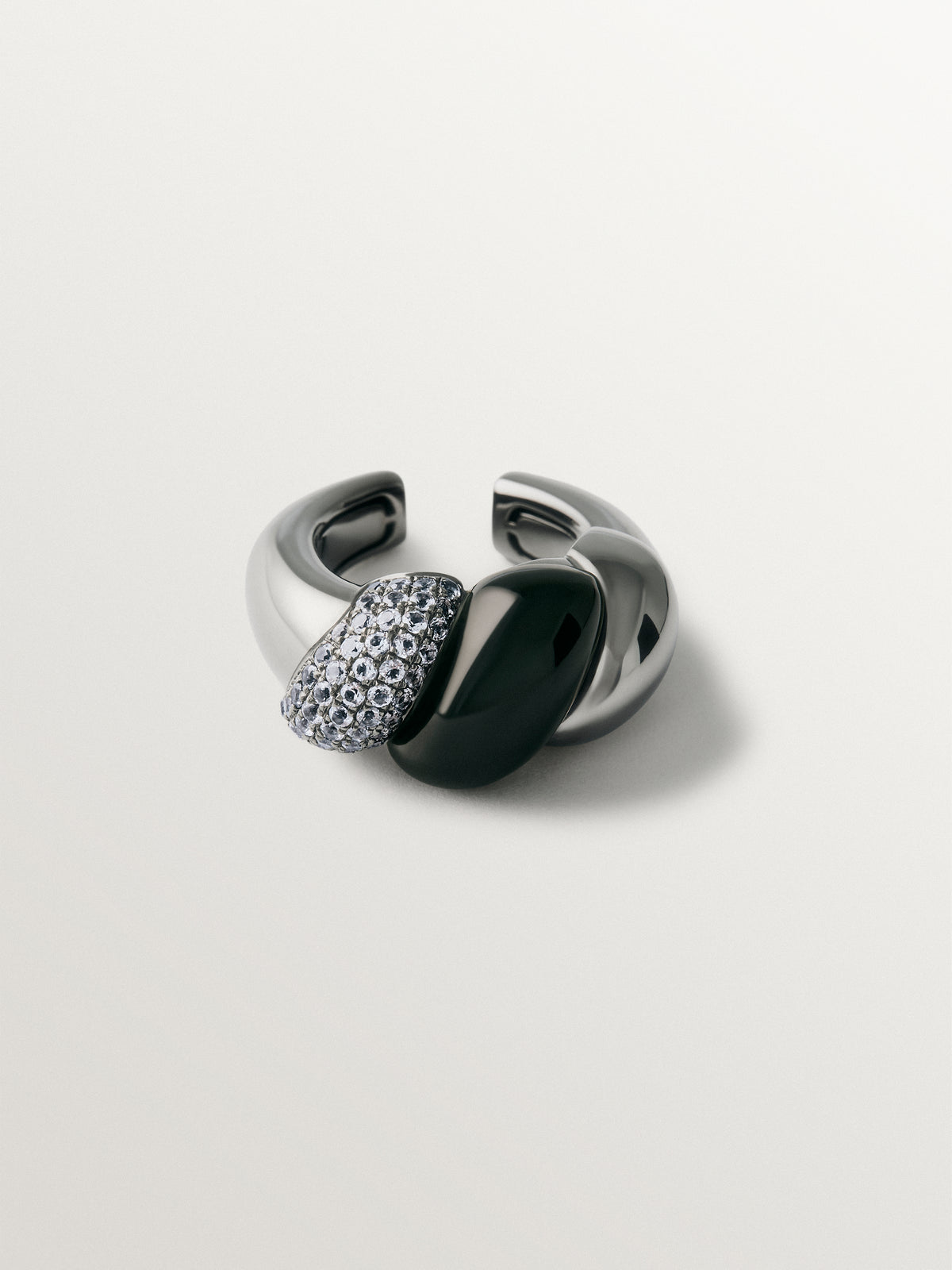 Pendiente earcuff individual de plata 925 con acabado gun metal, topacios blancos y ónix negro
