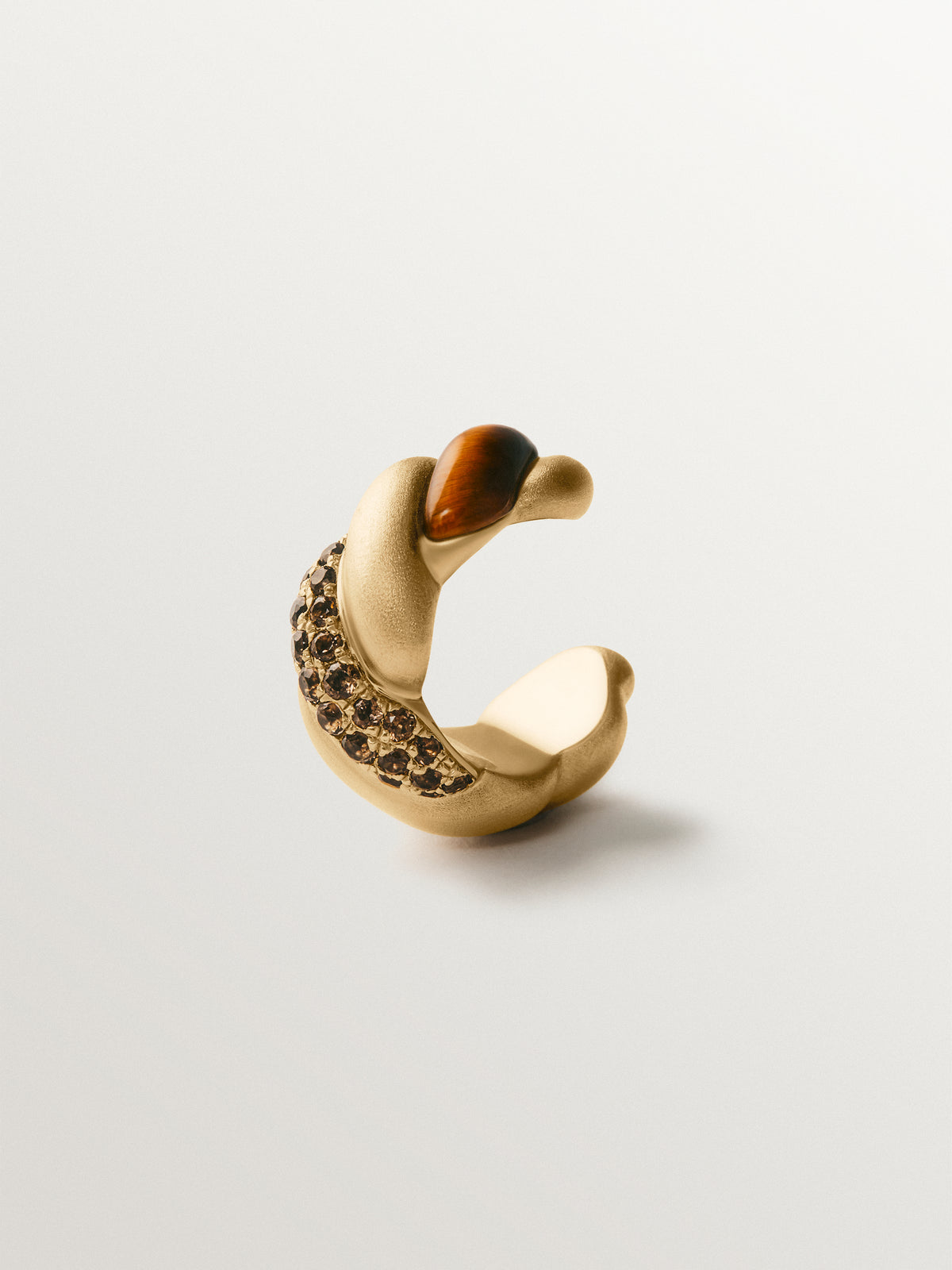 Pendiente earcuff individual de plata 925 con baño de oro amarillo de 18K, cuarzos fumé y ojo de tigre