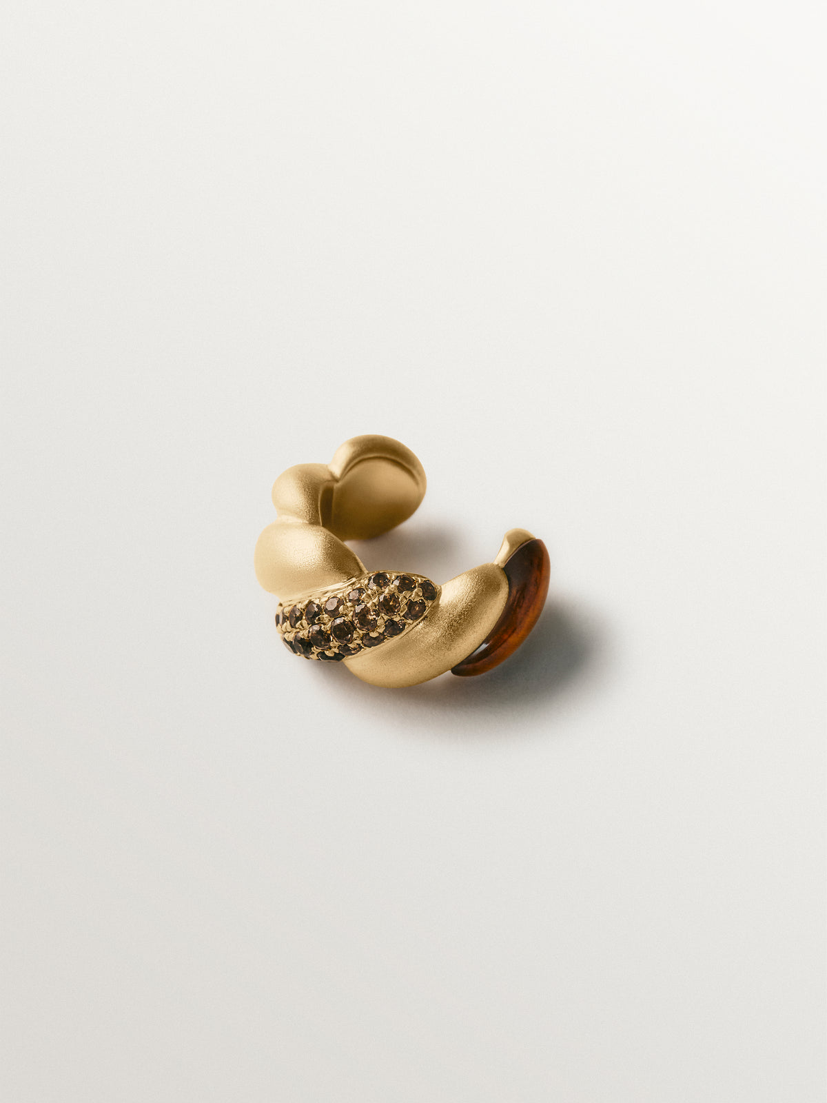 Pendiente earcuff individual de plata 925 con baño de oro amarillo de 18K, cuarzos fumé y ojo de tigre