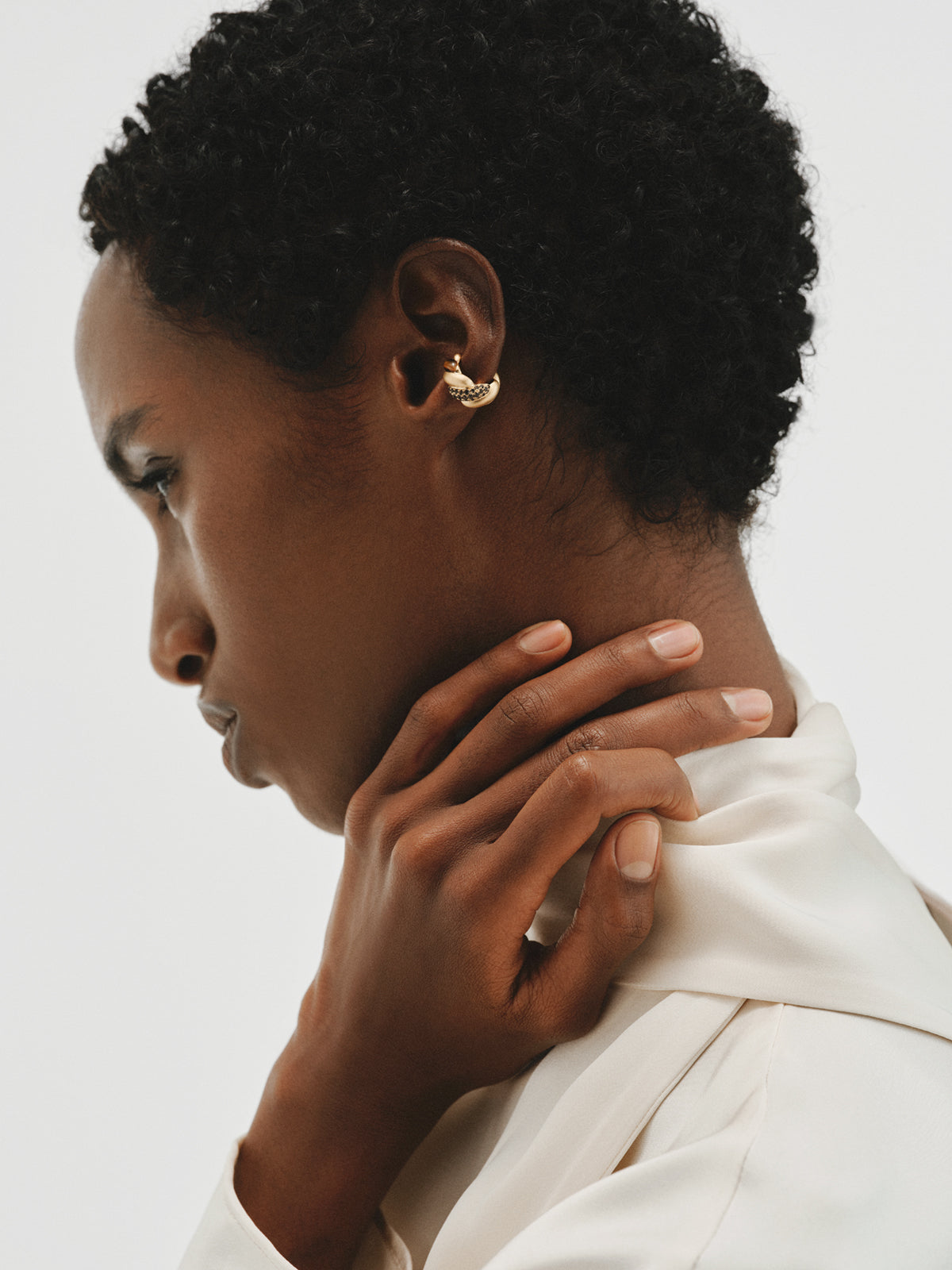 Pendiente earcuff individual de plata 925 con baño de oro amarillo de 18K, cuarzos fumé y ojo de tigre