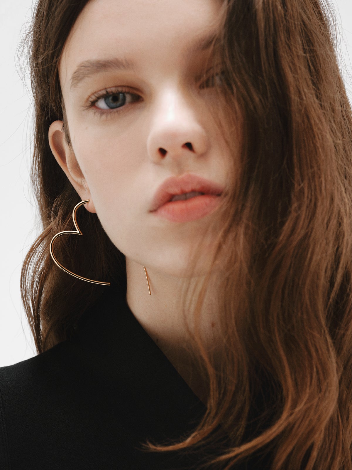 Pendientes de plata bañada en oro amarillo de 18K, topacios blancos y forma de corazón