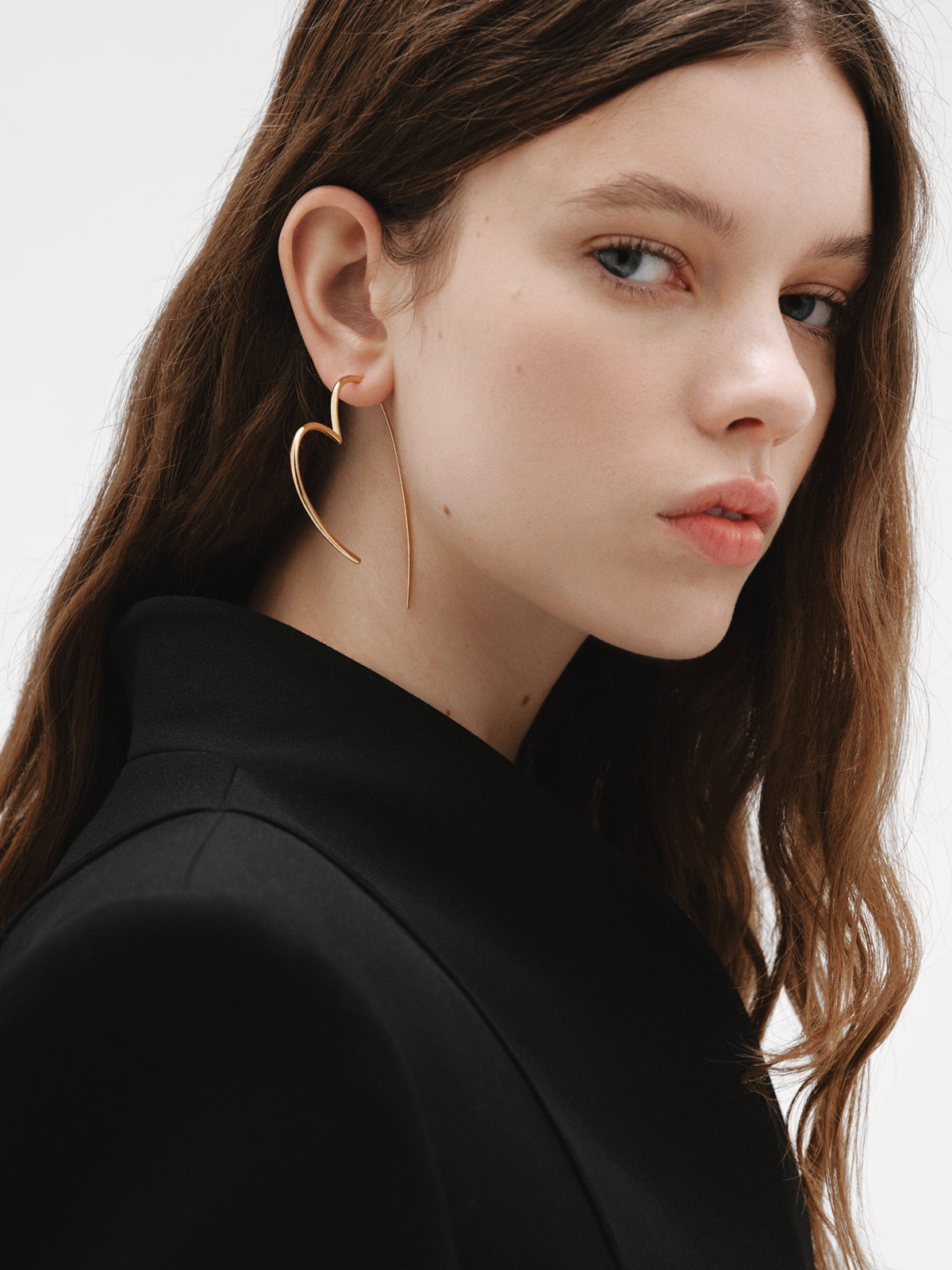 Pendientes de plata bañada en oro amarillo de 18K, topacios blancos y forma de corazón