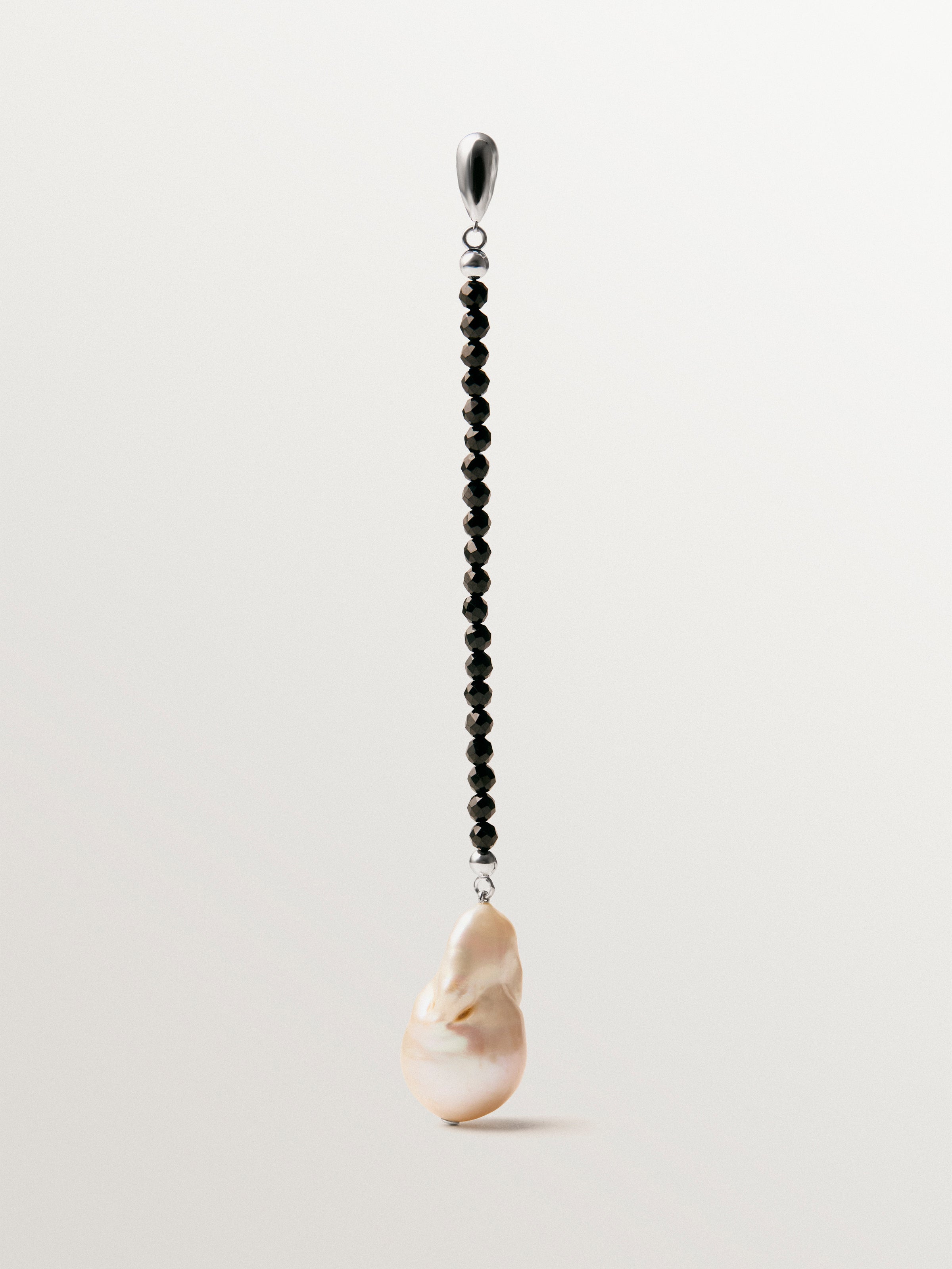 Pendiente individual de plata 925 rodiada con espinelas negras y perla