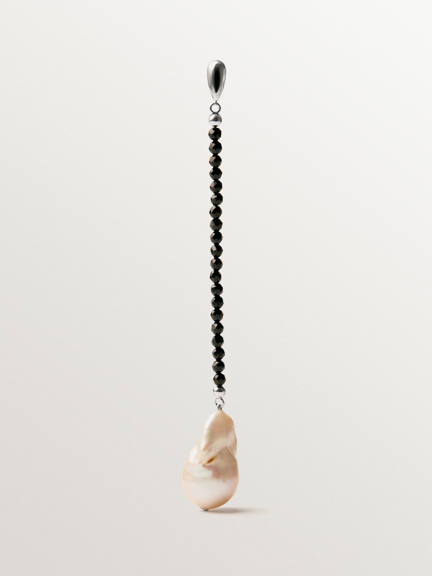 Pendiente individual de plata 925 rodiada con espinelas negras y perla