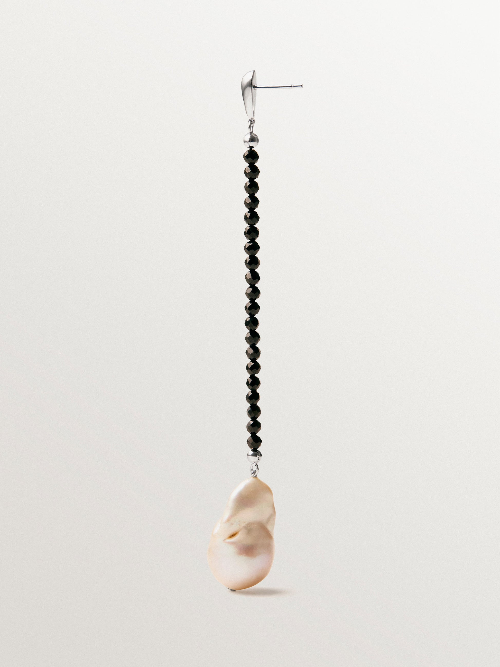 Pendiente individual de plata 925 rodiada con espinelas negras y perla