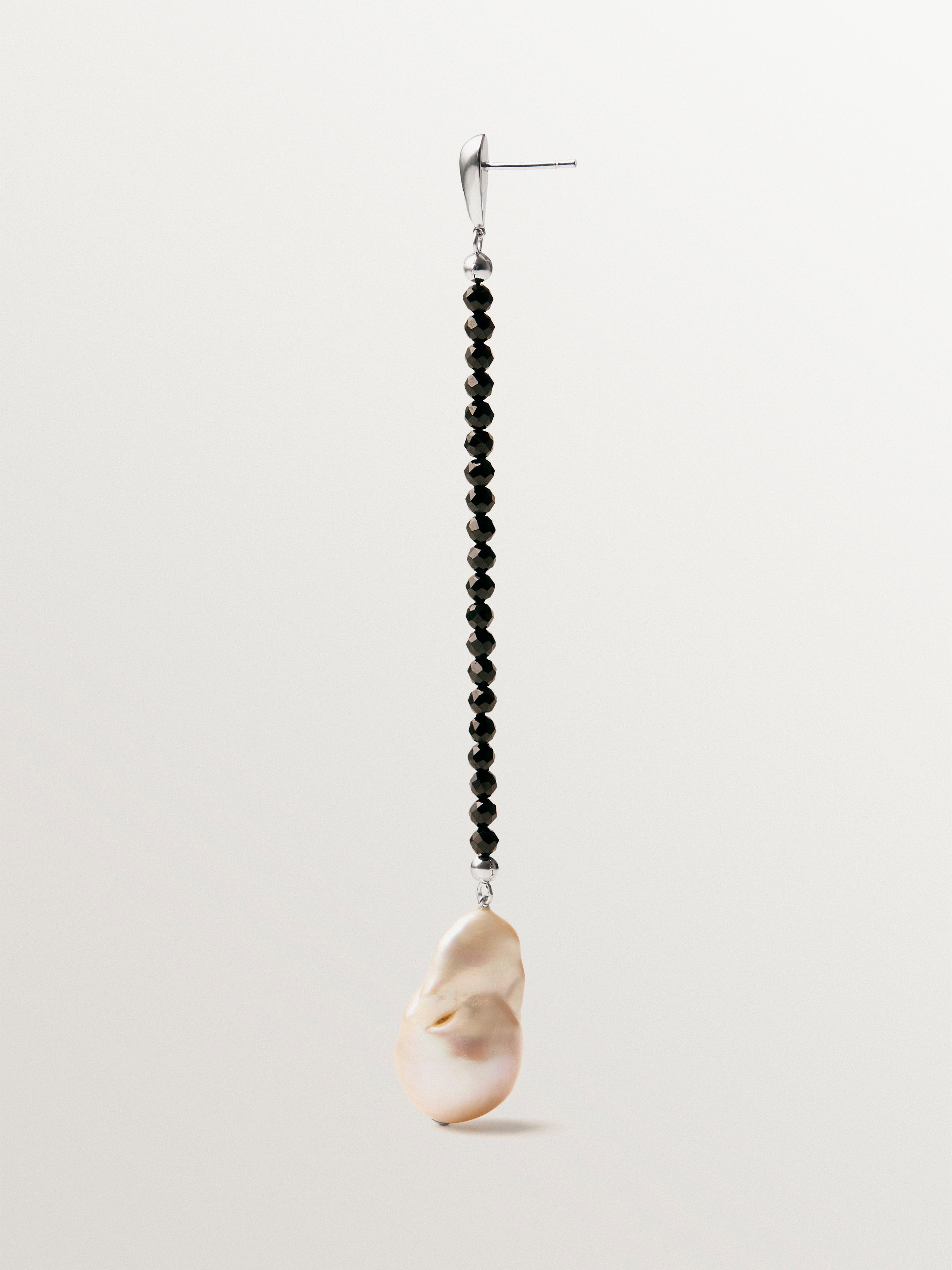 Pendiente individual de plata 925 rodiada con espinelas negras y perla