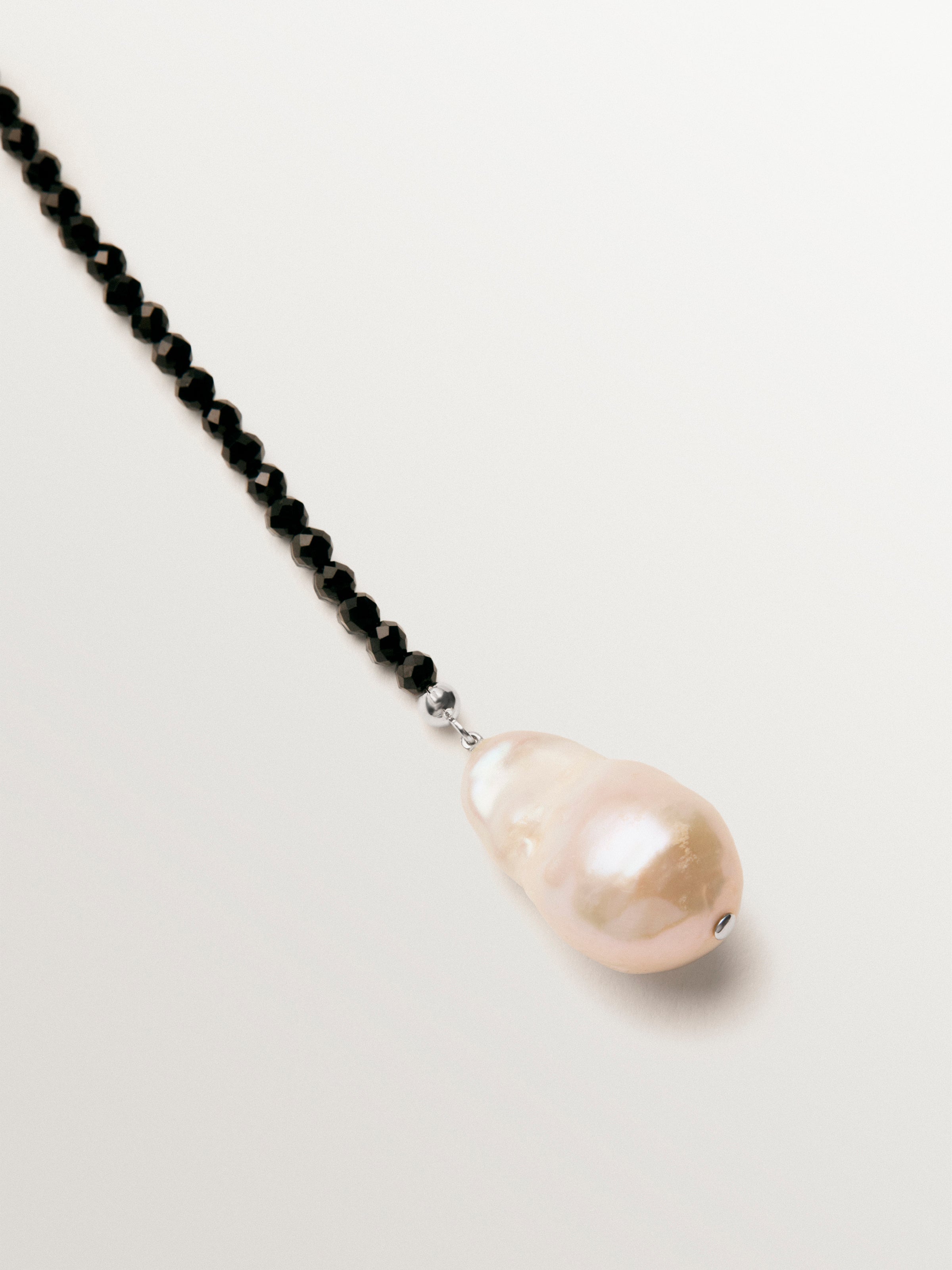 Pendiente individual de plata 925 rodiada con espinelas negras y perla