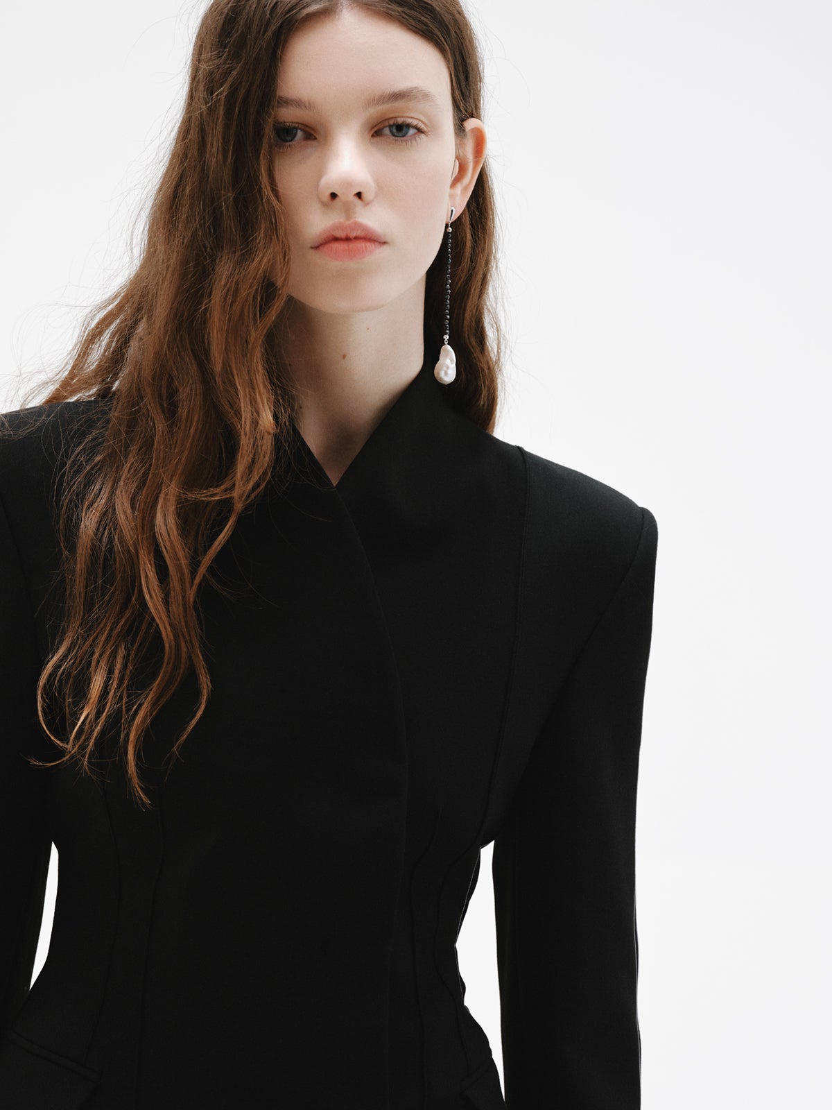 Pendiente individual de plata 925 rodiada con espinelas negras y perla