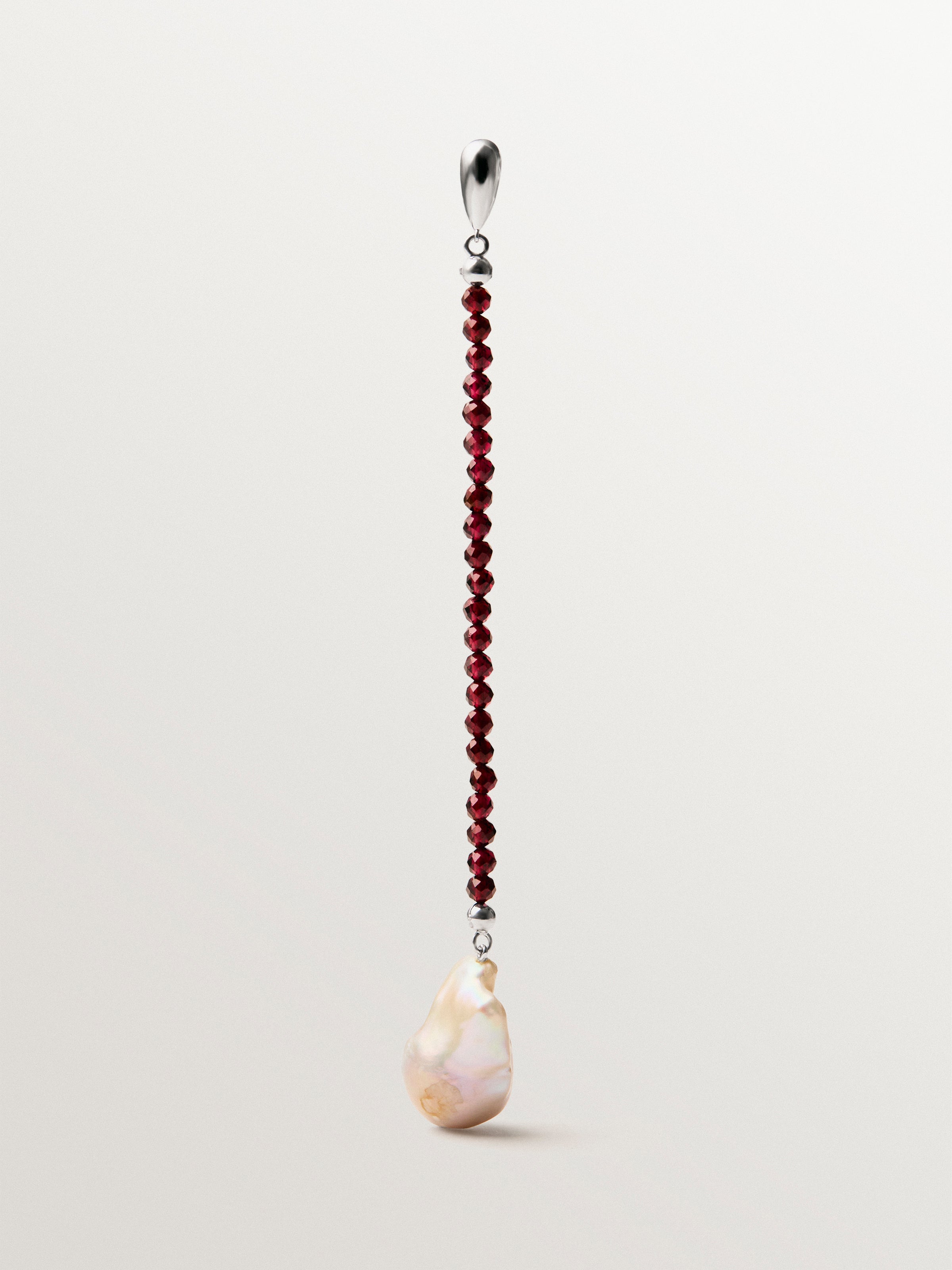 Pendiente individual de plata 925 bañada en oro amarillo de 18K con granates y perla