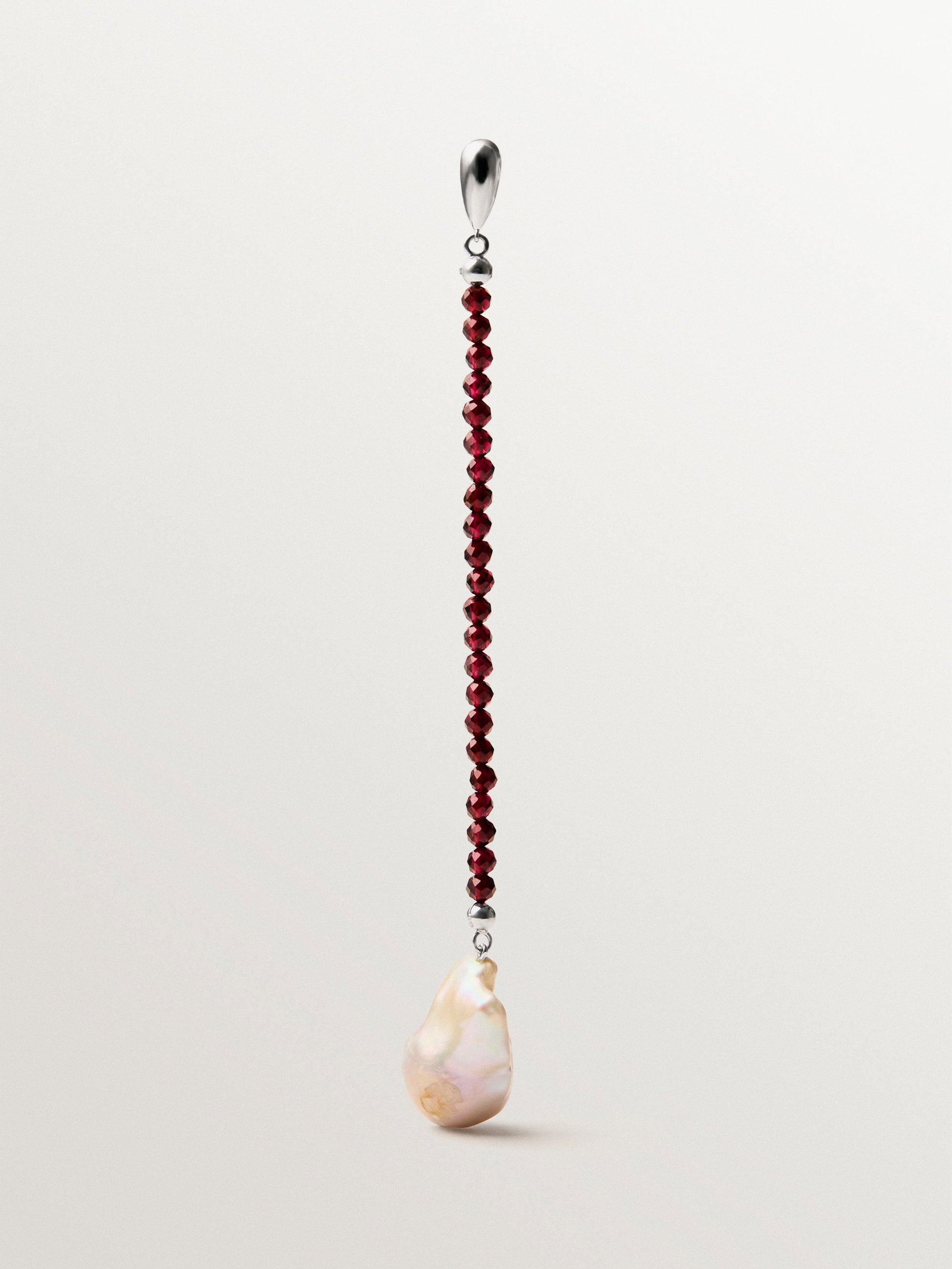 Pendiente individual de plata 925 bañada en oro amarillo de 18K con granates y perla