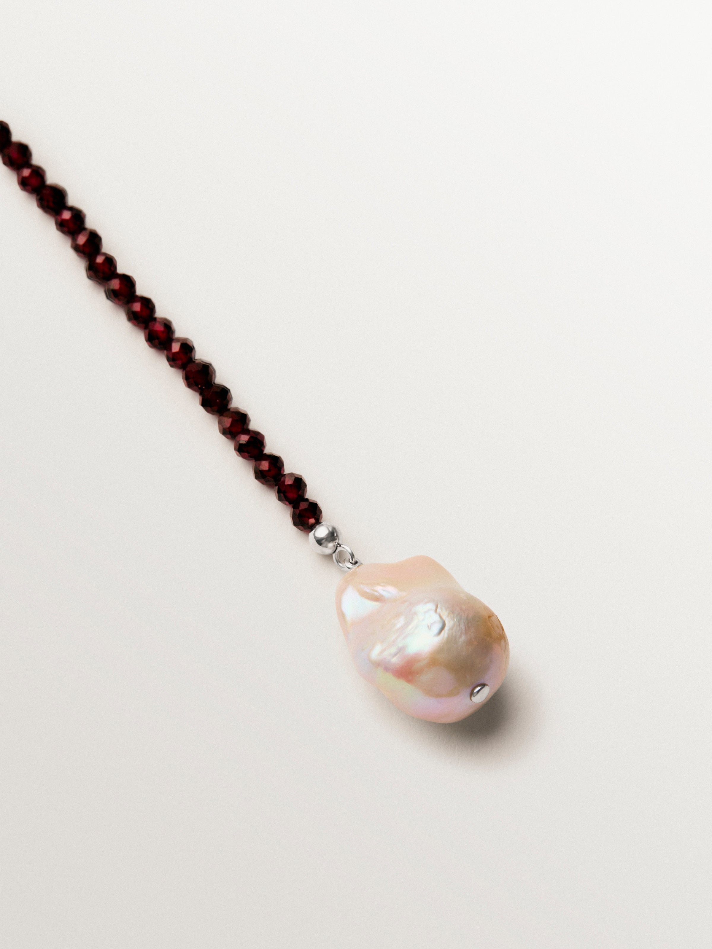 Pendiente individual de plata 925 bañada en oro amarillo de 18K con granates y perla