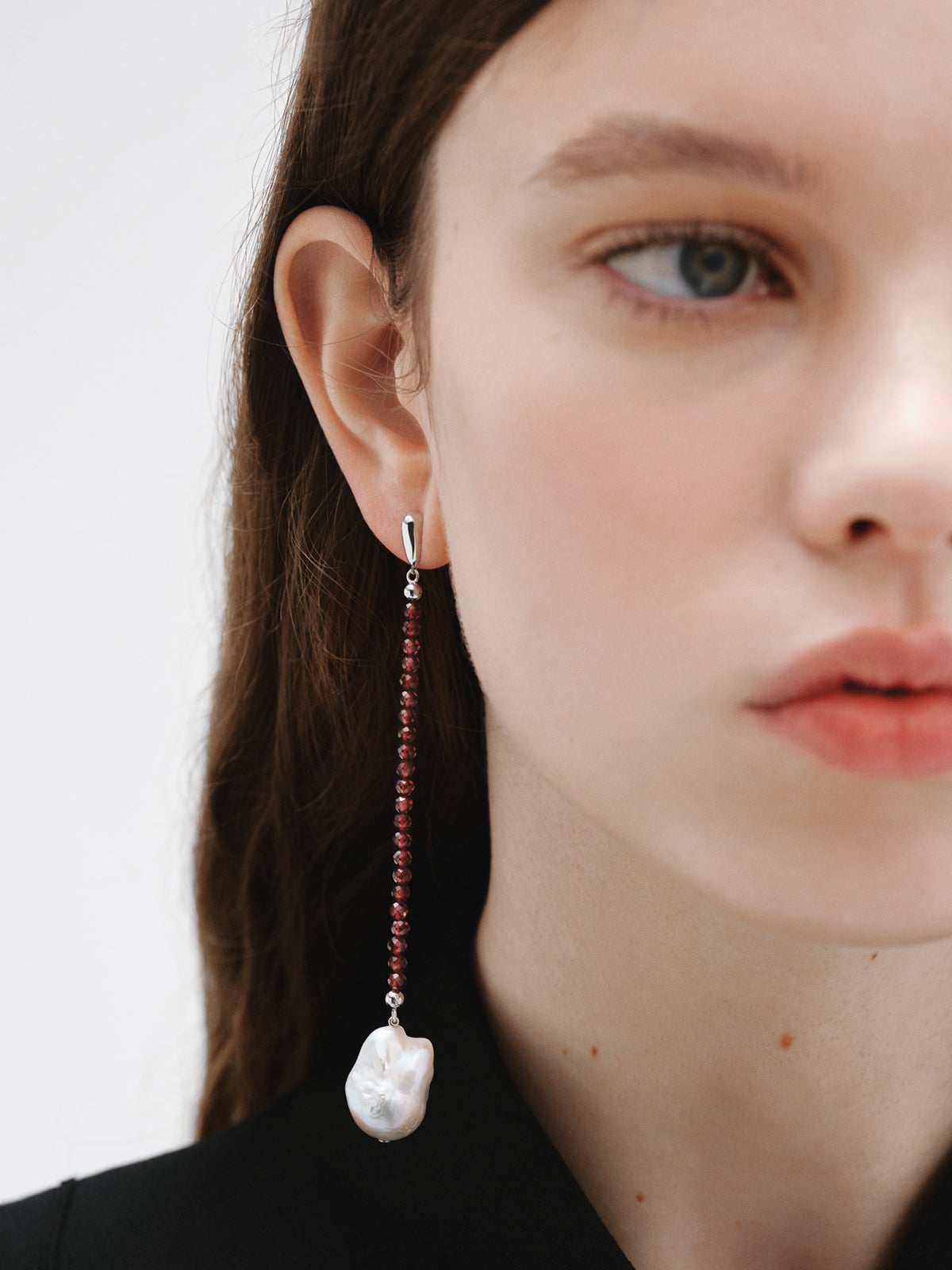 Pendiente individual de plata 925 bañada en oro amarillo de 18K con granates y perla