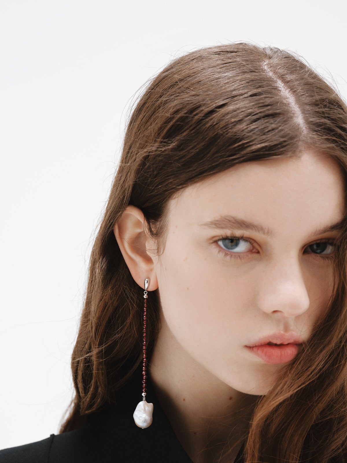 Pendiente individual de plata 925 bañada en oro amarillo de 18K con granates y perla