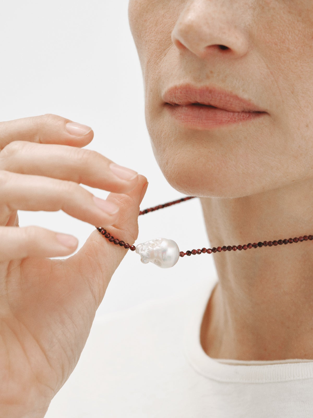 Collar de plata 925 bañada en oro amarillo de 18K con granates y perla