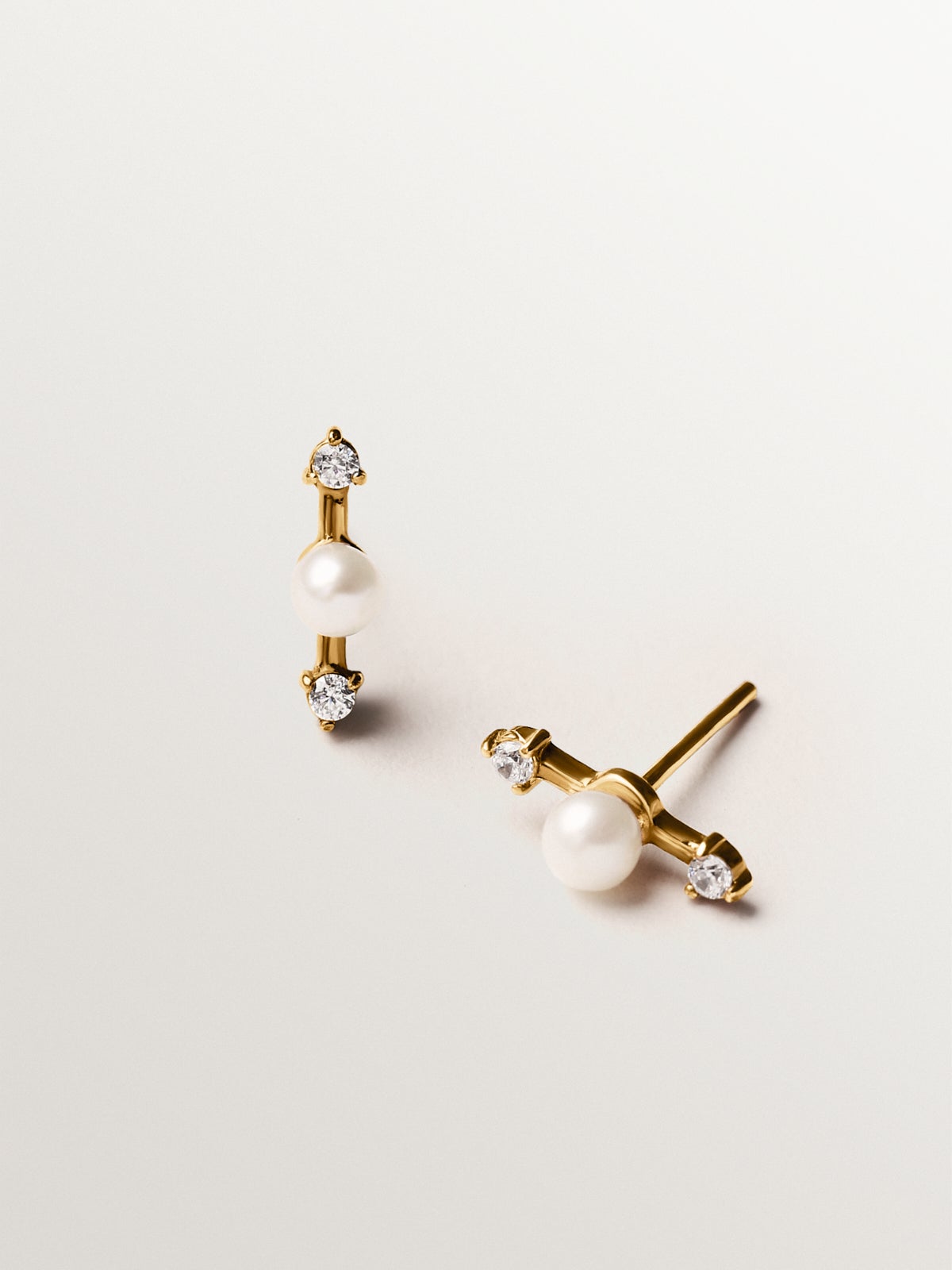 Pendientes de plata 925 bañada en oro amarillo de 18K con perlas y topacios blancos