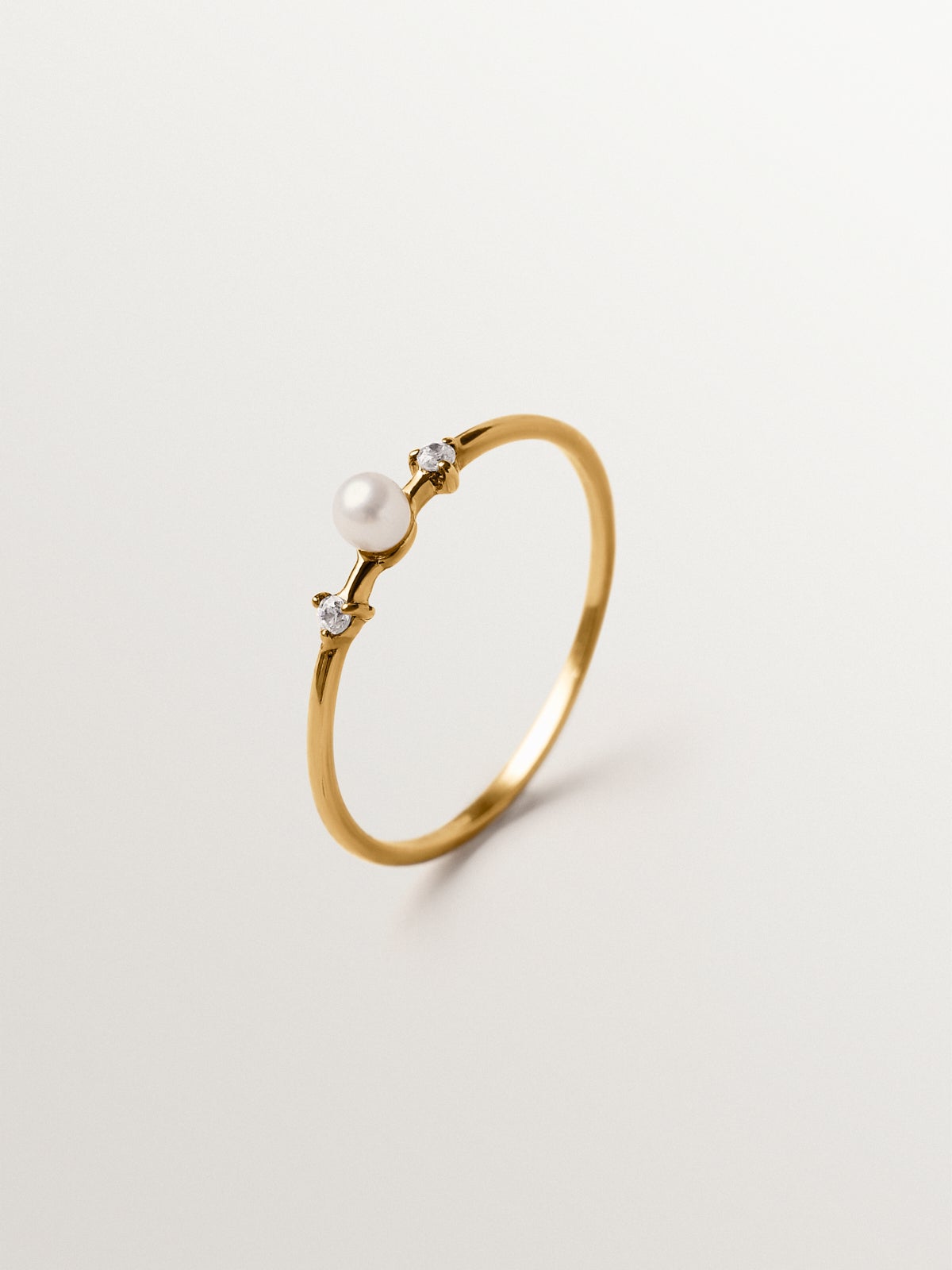 Anillo de plata 925 bañada en oro amarillo de 18K con perla y topacios blancos