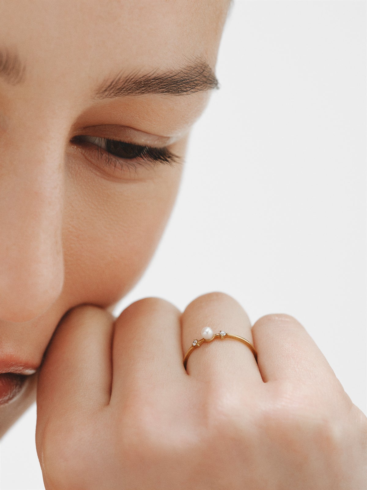 Anillo de plata 925 bañada en oro amarillo de 18K con perla y topacios blancos