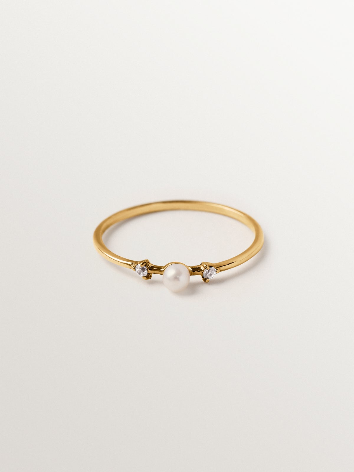 Anillo de plata 925 bañada en oro amarillo de 18K con perla y topacios blancos