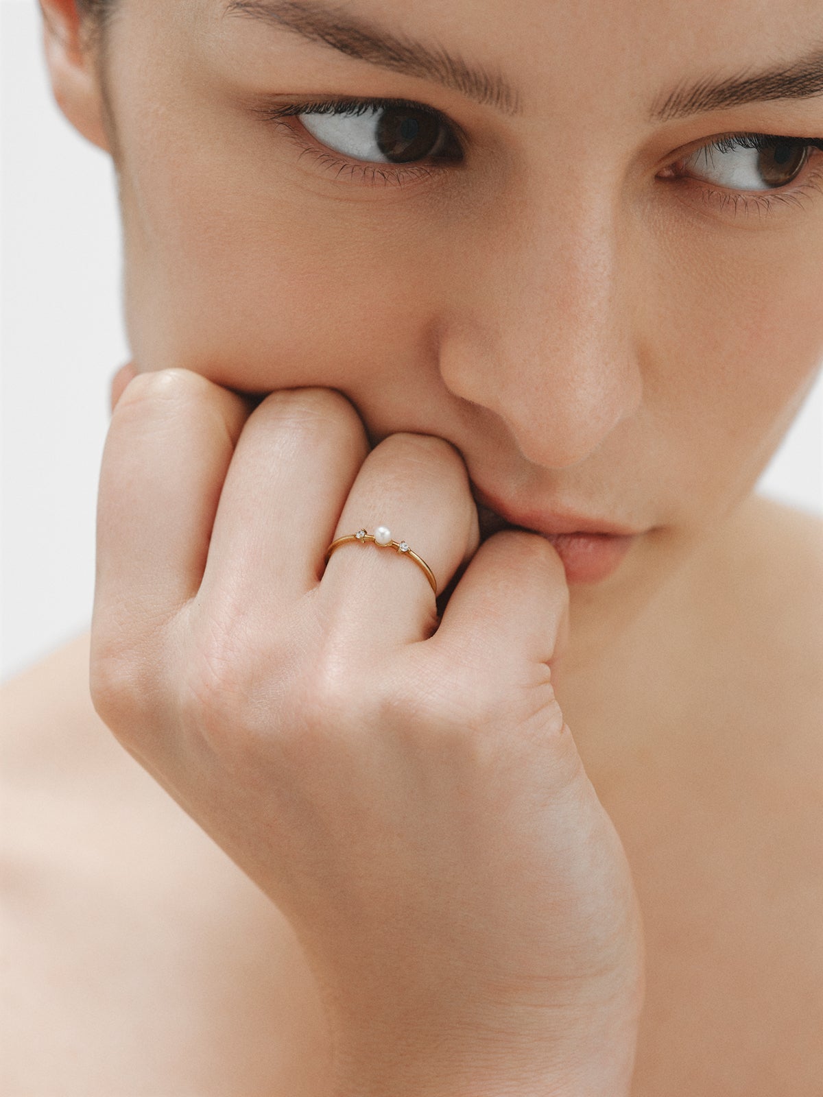 Anillo de plata 925 bañada en oro amarillo de 18K con perla y topacios blancos