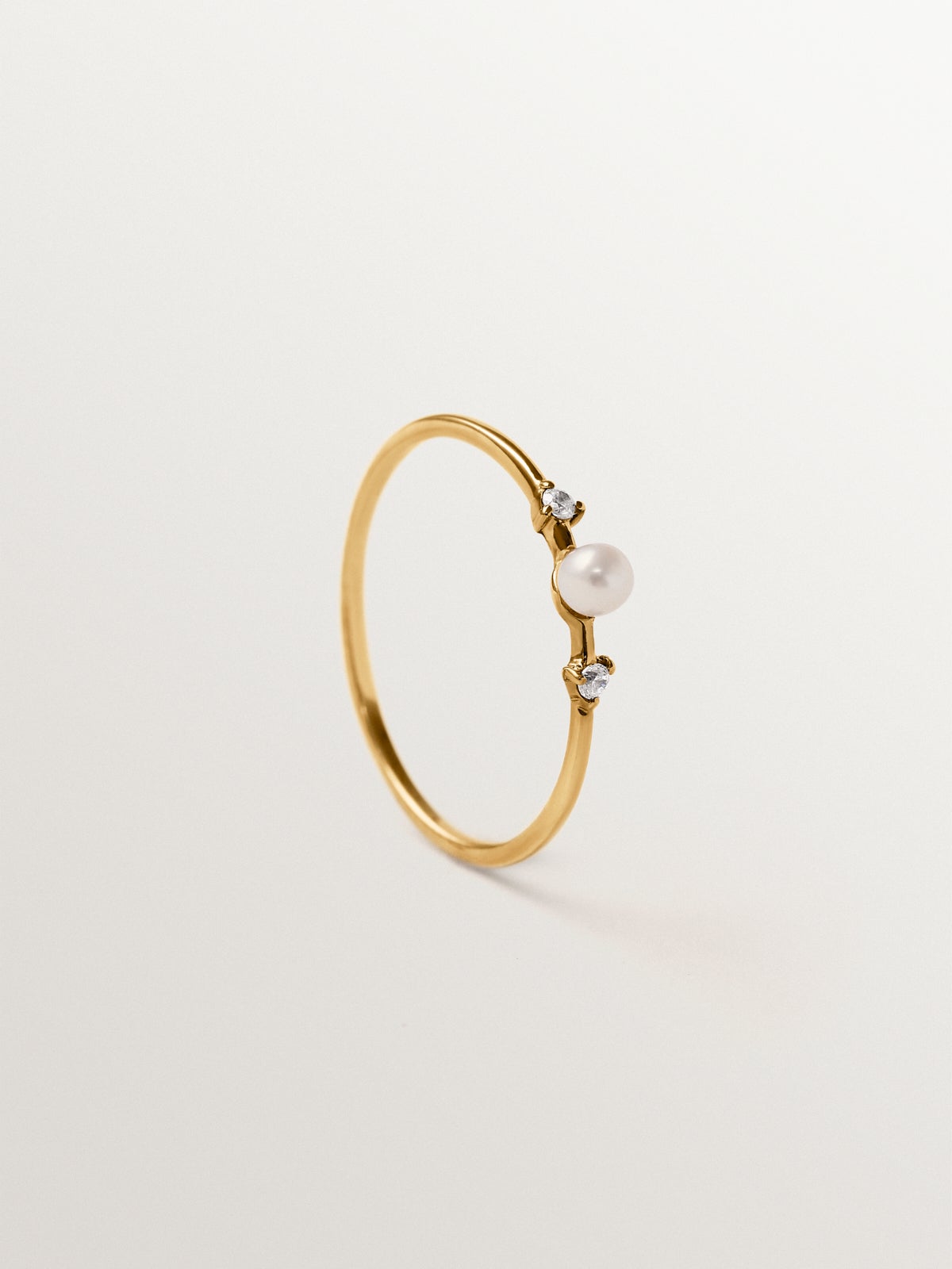 Anillo de plata 925 bañada en oro amarillo de 18K con perla y topacios blancos