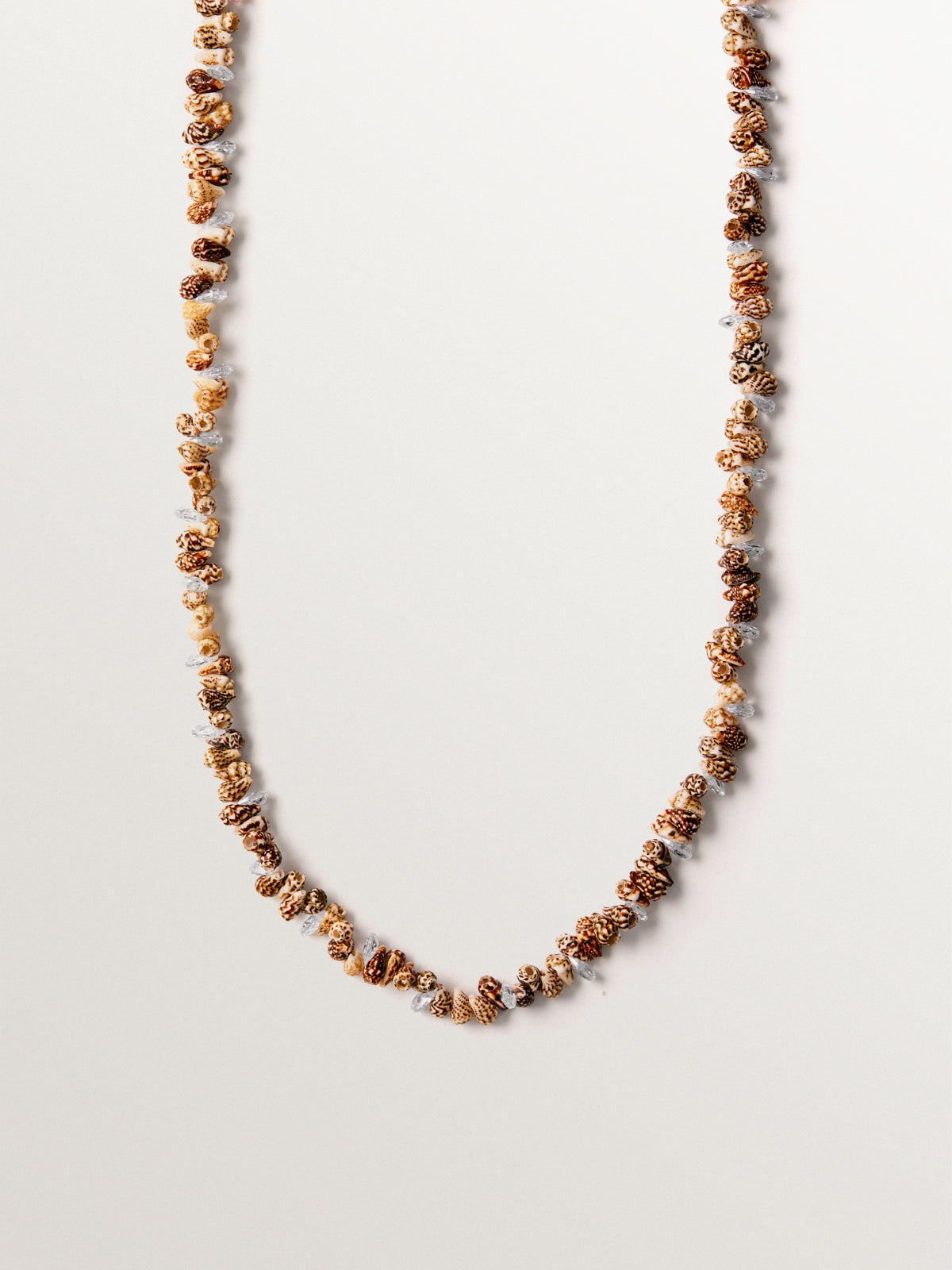 Collar de plata 925 bañada en oro amarillo de 18K con conchas marrones y cristales