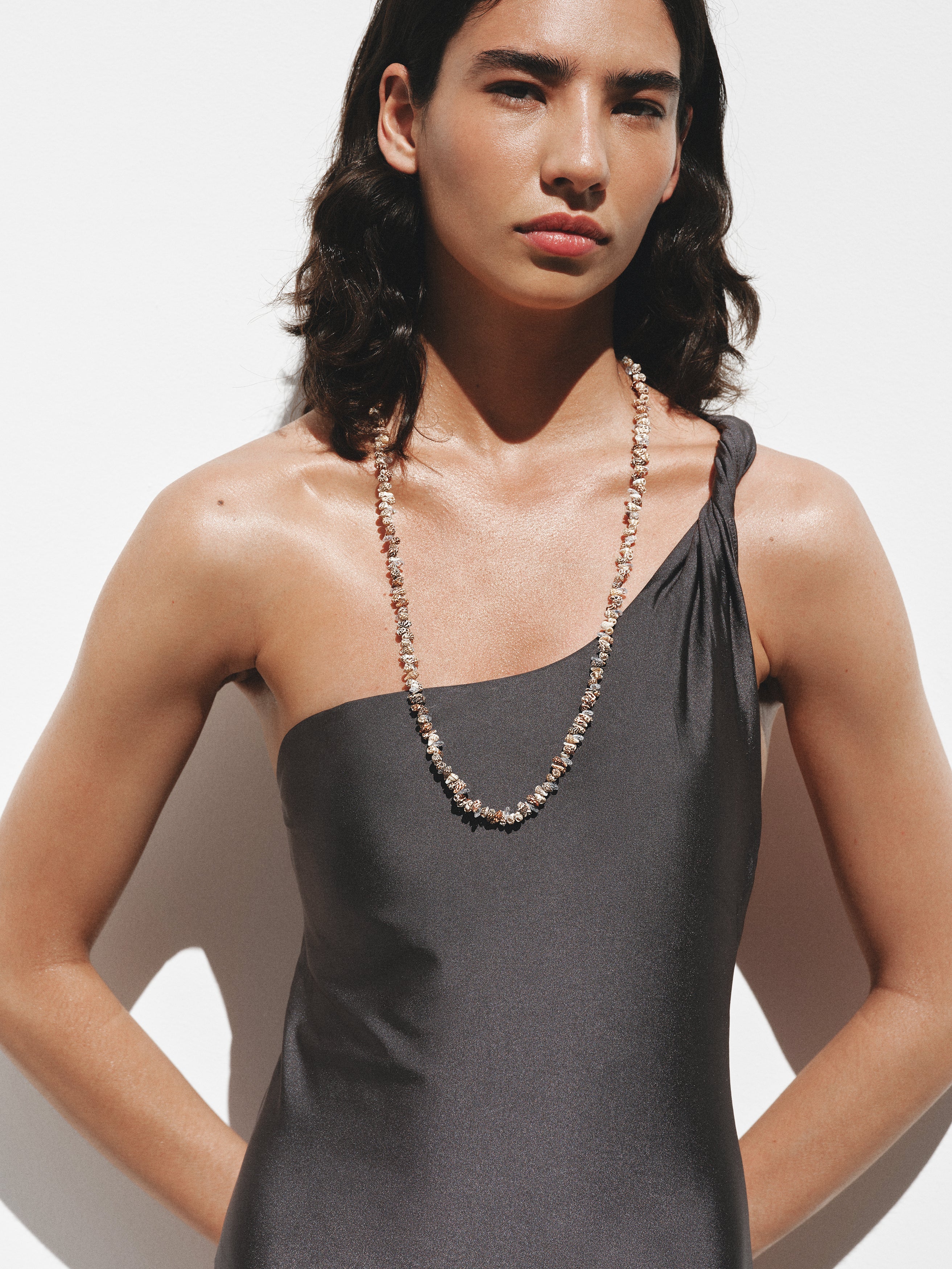 Collar de plata 925 bañada en oro amarillo de 18K con conchas marrones y cristales