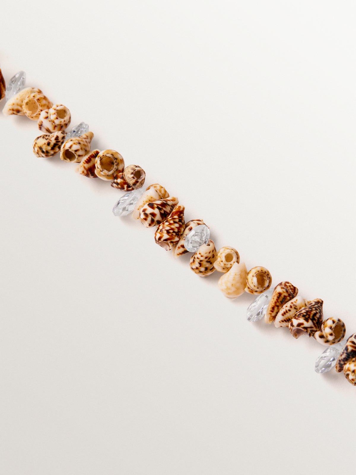 Collar de plata 925 bañada en oro amarillo de 18K con conchas marrones y cristales