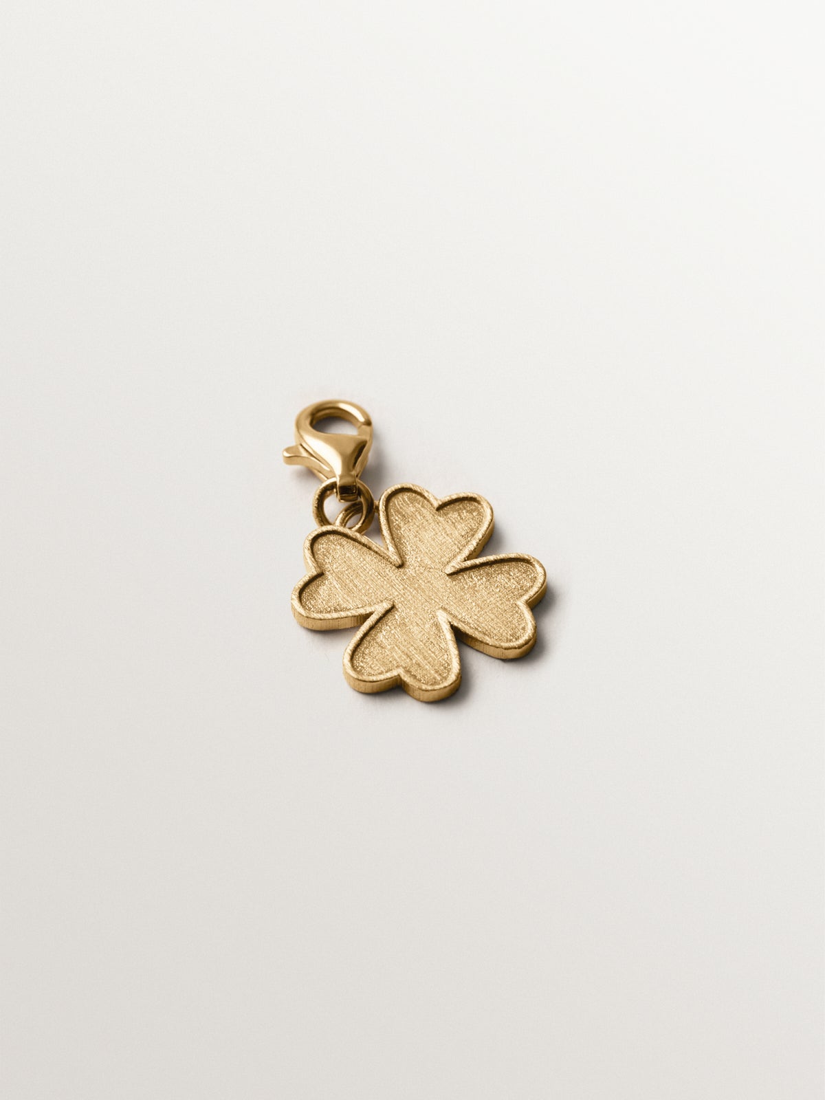 Charm de plata 925 bañada en oro amarillo de 18K con forma de trébol