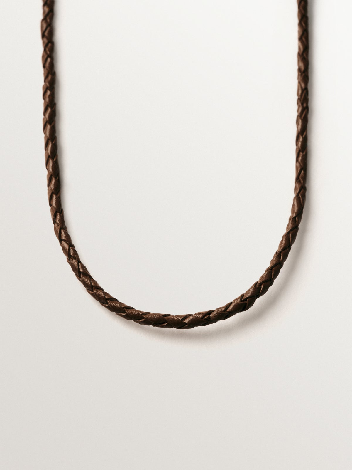 Cordel trenzado de cuero marrón con acabados en plata 925 bañada en oro amarillo de 18K