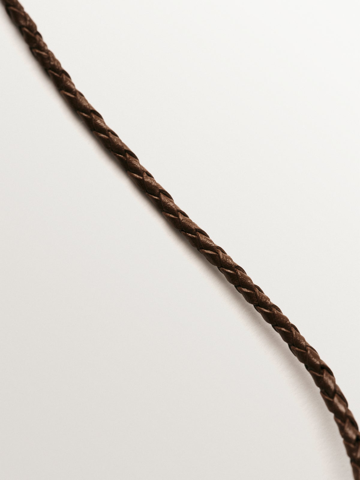 Cordel trenzado de cuero marrón con acabados en plata 925 bañada en oro amarillo de 18K