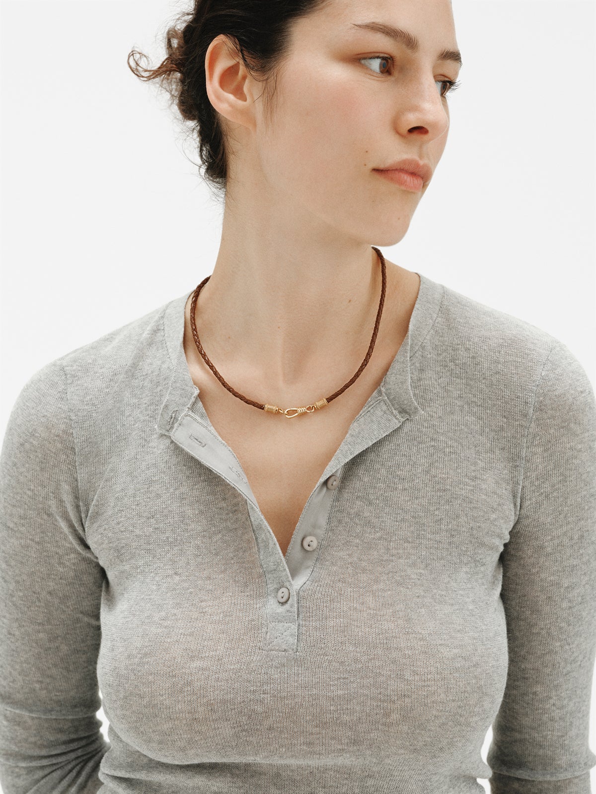 Cordel trenzado de cuero marrón con acabados en plata 925 bañada en oro amarillo de 18K