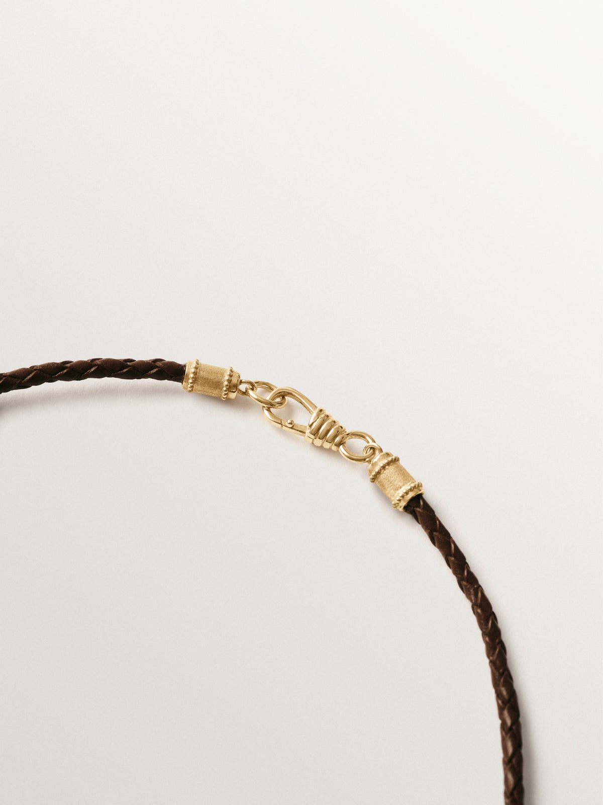 Cordel trenzado de cuero marrón con acabados en plata 925 bañada en oro amarillo de 18K