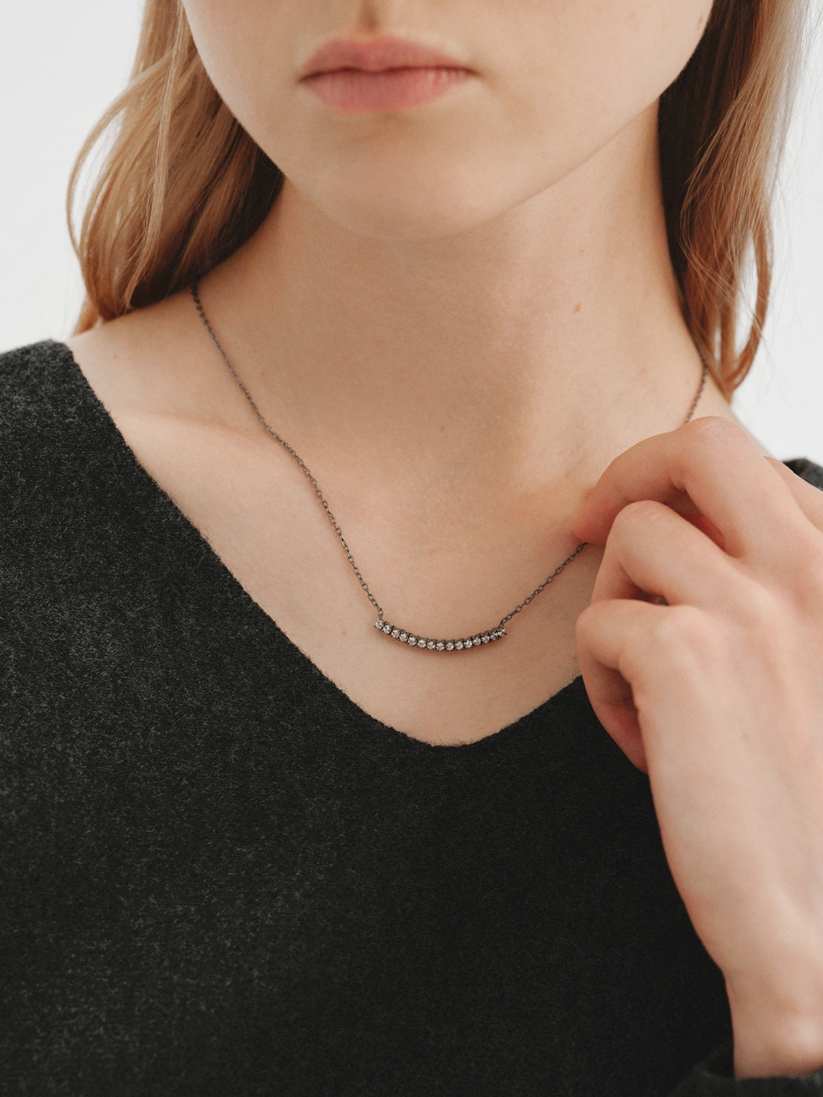 Collar de plata 925 con acabado gunmetal y topacios blancos