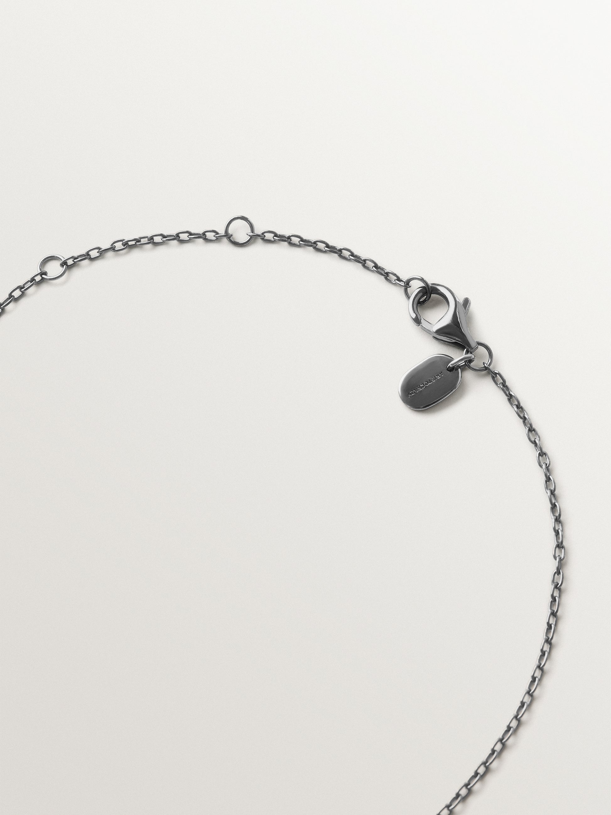 Collar de plata 925 con acabado gunmetal y topacios blancos